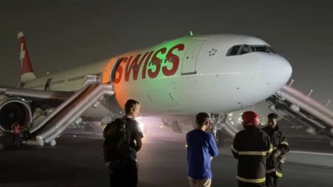 டெல்லி விமான நிலையத்தில் பரபரப்பு.. விமானத்தின் எஞ்சினில் தீ.. 6 பயணிகள் காயம்