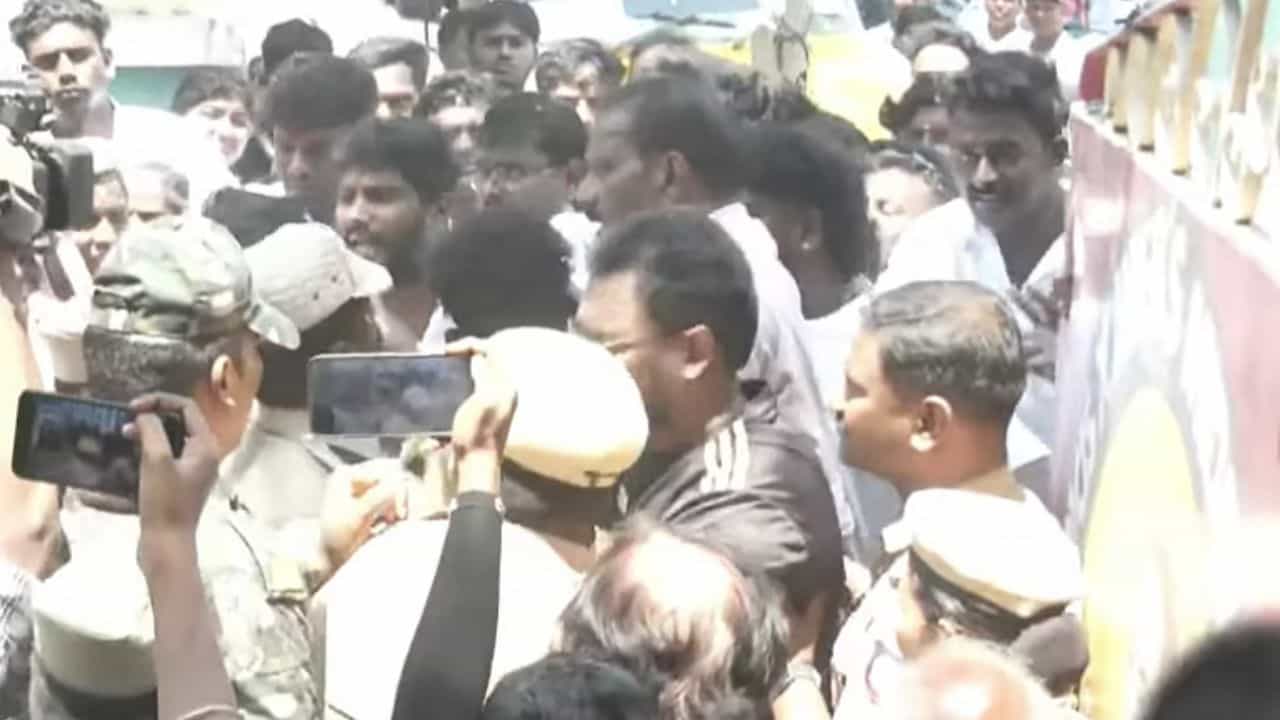 திமுக - தவெகவினர் மோதல்... வாணியம்பாடியில் வாக்குப்பதிவு நிறுத்தம்...!