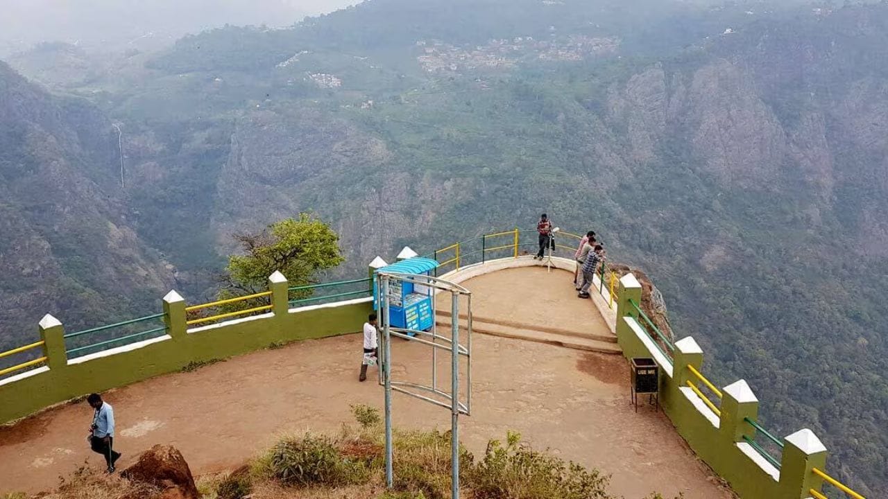 இங்கு சுற்றுலா செல்லும்  சுற்றுலா பயணிகள்  மூலிகை கலந்த  கேத்தரின்  நீர்வீழ்ச்சியில்  மூலிகை குளியல்  போட்டு மகிழலாம். இந்த நீர் வீழ்ச்சியில் ஆண்டு முழுவதும் தண்ணீர்  விழுவது  முக்கியாக  பார்க்கப்படுகிறது. கேத்தரின் நீர்வீழ்ச்சியை  கண்டு கழித்து விட்டு  அப்படியே சற்று நகர்ந்து சென்றால்  குன்னூர் பகுதியில்  டால்பின் நோஸ்  வடிவமைப்பு போல  காணப்படும்  பகுதியில் இருந்து  கேத்தரின்  நீர்வீழ்ச்சியின் மொத்த அழகையும்  கண்கள் குளிர கண்டு ரசிக்கலாம்.  மேலும்,  டால்பின் நோஸ்  பகுதியையும்  சுற்றி பார்க்கலாம்.