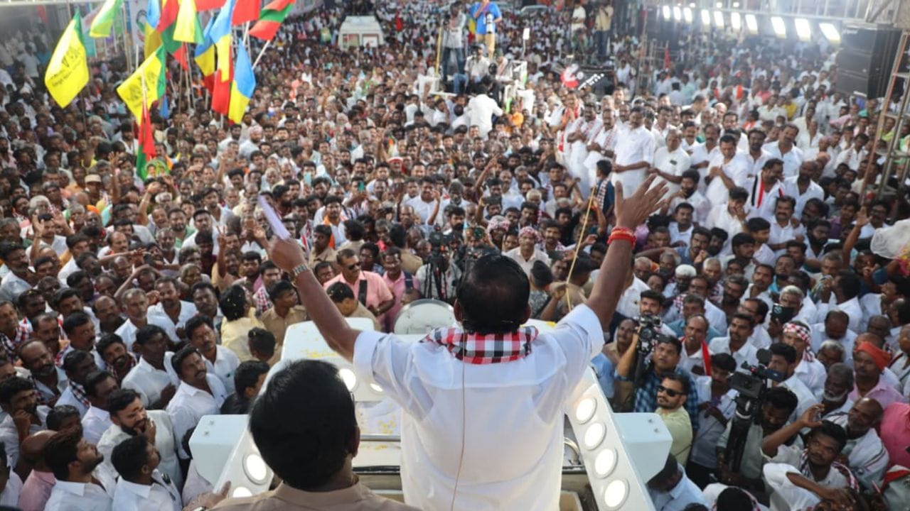 அதிமுக - பாஜக தேசிய ஜனநாயகக் கூட்டணிக்கு அதிமுகவே தலைமை தாங்கும் என்பதை உள்துறை அமைச்சர் அமித்ஷா ஏற்கனவே உறுதி செய்துள்ளதாகக் குறிப்பிட்டார். இந்தக் கூட்டணி வெற்றி பெற்று மீண்டும் அதிமுக ஆட்சி அமைக்கும் போது, தான்தான் முதலமைச்சர் வேட்பாளர் என்பதையும் அவர் தெளிவுபடுத்தினார். எம்.ஜி.ஆர் கூறியது போலத் தீயசக்தியான திமுகவை தமிழகத்தில் இருந்து வேரோடு அழிக்க மக்கள் அதிமுகவிற்கு வாக்களிக்க வேண்டும் என்று வேண்டுகோள் விடுத்தார்.