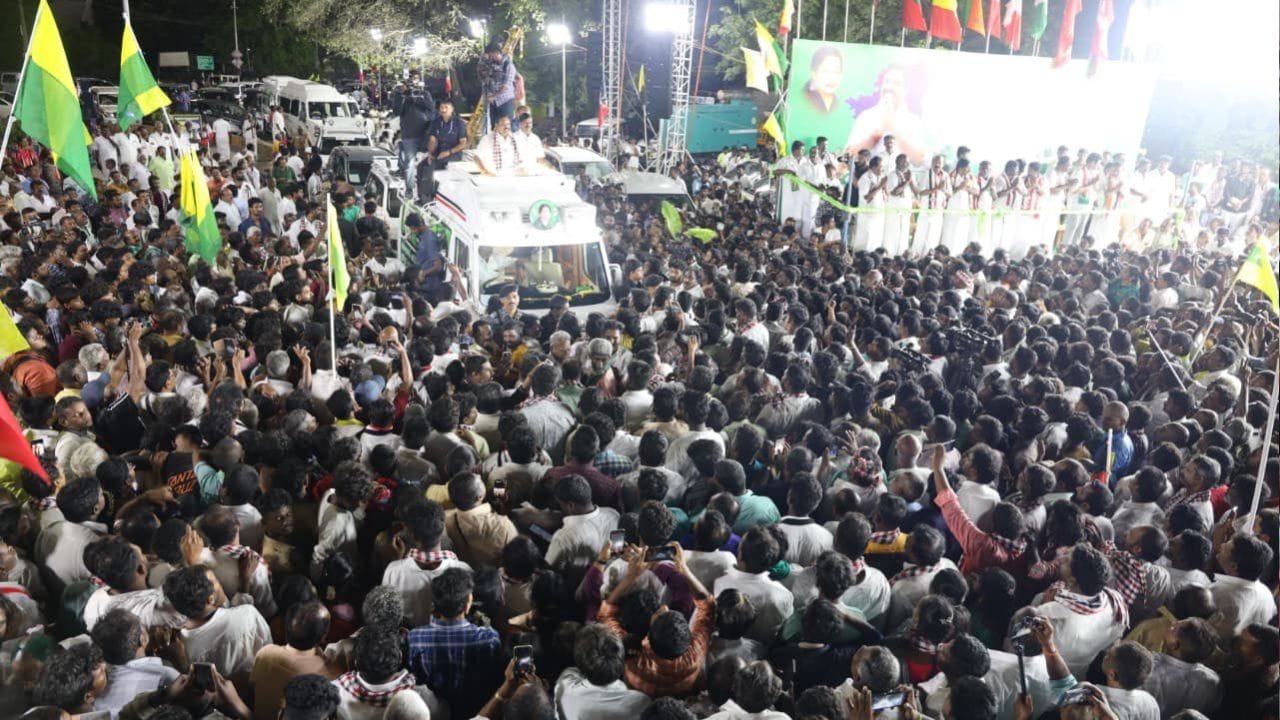 செந்தில் பாலாஜியை மனிதாபிமானம் இல்லாத, இரக்கமற்ற ஒரு "அரக்கன்" என்று குறிப்பிட்ட பழனிசாமி, கோவை மக்கள் விழித்துக் கொள்ளாவிட்டால் பெரும் பாதிப்புகளைச் சந்திக்க நேரிடும் என எச்சரித்தார். இந்தியாவில் குப்பைக்கு வரி போட்ட ஒரே அரசாங்கம் திமுக அரசுதான். சொத்து வரி, வீட்டு வரி மற்றும் மின்கட்டணம் பல மடங்கு உயர்த்தப்பட்டுள்ளது. "கரண்டைத் தொட்டால்தான் ஷாக் அடிக்கும், ஆனால் இப்போது கரண்ட் பில்லைக் கேட்டாலே ஷாக் அடிக்கும்" என்று கிண்டலாகப் பேசினார்.