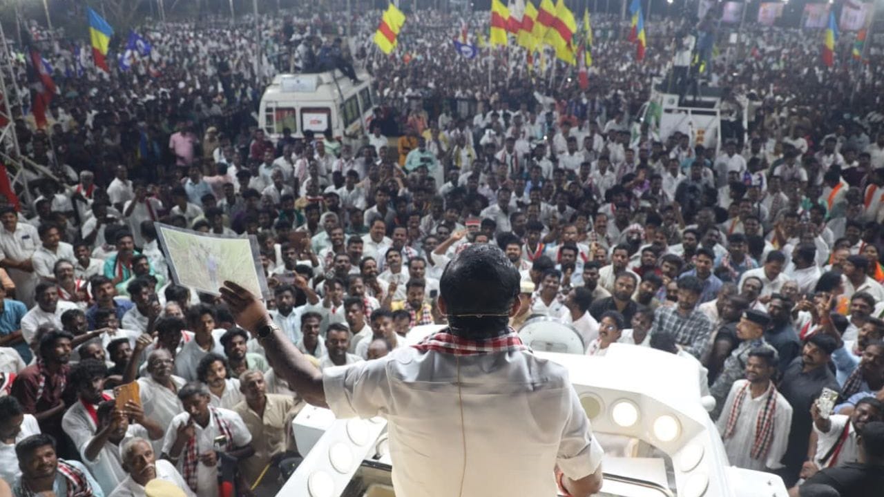 செந்தில் பாலாஜி இதுவரை ஐந்து கட்சிகளுக்கு மாறியவர். கரூரில் மக்கள் அவரை நிராகரித்துவிட்டார்கள் என்பதை உணர்ந்தே இப்போது கோவைக்கு வந்துள்ளார். தான் போட்டியிடும் எடப்பாடி தொகுதியில் தான் பிரசாரத்திற்கே செல்லாவிட்டாலும் மக்கள் தன்னை நேசிப்பதாகக் குறிப்பிட்ட அவர், செந்தில் பாலாஜி கரூரைச் சுரண்டி முடித்துவிட்டு இப்போது கோவையைச் சுரண்ட வந்துள்ளார் என்று சாடினார்.