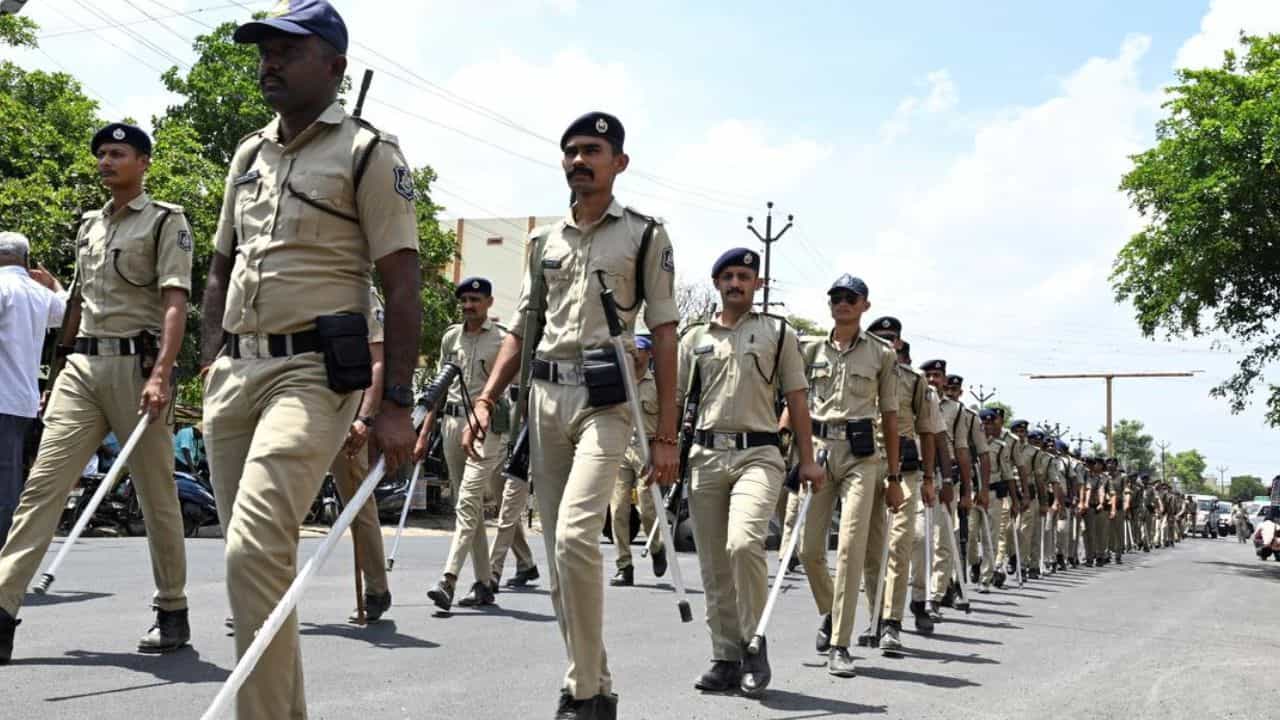 நாளை வாக்குப்பதிவு.. மாநிலம் முழுவதும் 1.47 லட்சம் போலீஸ் குவிப்பு.. துப்பாக்கியுடன் துணை ராணுவத்தினர் ரோந்துப்பணி!