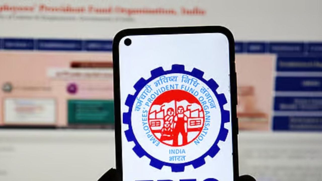 இந்தியாவில் உள்ள அரசு மற்றும் தனியார் துறை ஊழியர்களுக்கான வரப்பிரசாதமாக உள்ள ஒரு திட்டம் தான் ஊழியர் வருங்கால வைப்பு நிதி அமைச்சகம். இந்த அமைச்சகத்தில் ஊழியர்களின் பெயர்களில் கணக்கு தொடங்கப்பட்டு அந்த கணக்கில் மாதம் மாதம் குறிப்பிட்ட தொகை வரவு வைக்கப்படும். அந்த பணத்தை ஊழியர்கள் எப்போது வேண்டுமானாலும் எடுத்துக்கொள்ள அனுமதி உள்ளது