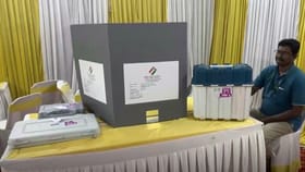 வேலூரில் பாதுகாப்புடன் கொண்டுவரப்பட்ட வாக்குப்பதிவு இயந்திரங்கள்...