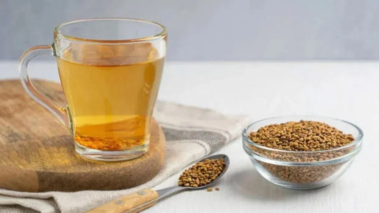 வெந்தய நீரின் பிற நன்மைகளில் சருமம் மற்றும் முடியின் ஆரோக்கியமும் அடங்கும். வெந்தயத்தில் அதிக அளவில் ஆன்டி-ஆக்ஸிடன்ட்கள்  நிறைந்துள்ளன. இவை சருமத்தில் படிந்துள்ள அழுக்குகளை நீக்கி, சருமத்திற்குப் பொலிவையும் ஒளியையும் அளிக்க உதவுகின்றன. மேலும், வெந்தய நீர் குடிப்பது முடி உதிர்வதைக் குறைப்பதற்கும், பொடுகுத் தொல்லையிலிருந்து விடுபடுவதற்கும் மிகவும் நல்லது.