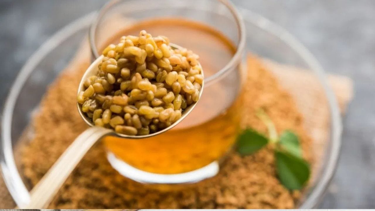 அதேபோல, வெந்தய நீர் குடிப்பது நீரிழிவு நோயைக் கட்டுப்படுத்துவதற்கும் மிகவும் நல்லது. வெந்தயத்தில் கலக்டோமனன் எனப்படும் ஒரு வேதிப்பொருள் உள்ளது; இது இரத்தத்தில் உள்ள சர்க்கரையின் அளவைக் கட்டுப்படுத்த உதவுகிறது. இது இன்சுலின் உணர்திறனை அதிகரித்து, கார்போஹைட்ரேட்டுகள் இரத்தத்தில் உறிஞ்சப்படும் வேகத்தைக் குறைக்கிறது. எனவே, நீரிழிவு நோயாளிகள் வெந்தய நீரைப் பருகலாம்.