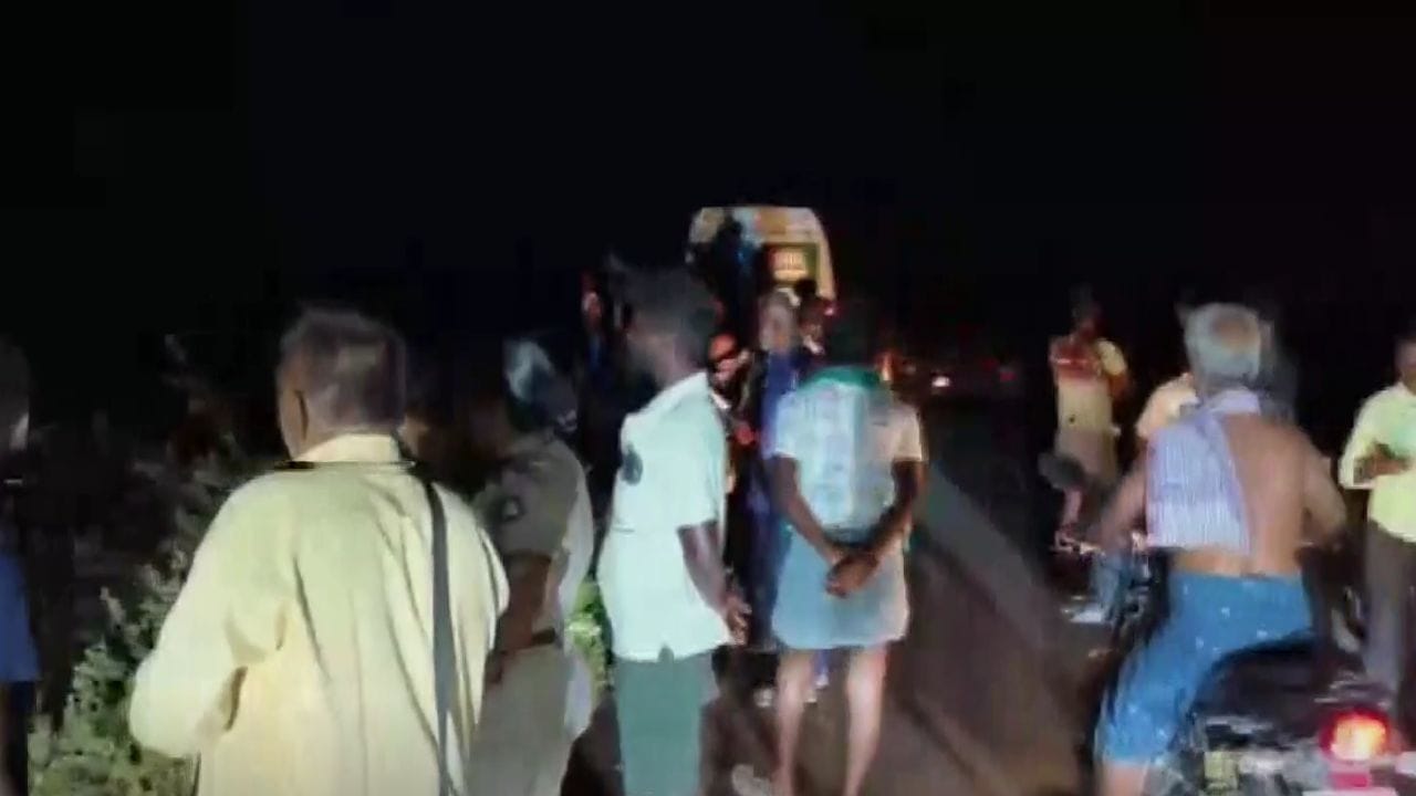 சிவகாசி அருகே பட்டாசு தொழிற்சாலையில் தீ விபத்து சிவகாசி அருகே பட்டாசு தொழிற்சாலையில் தீ விபத்து