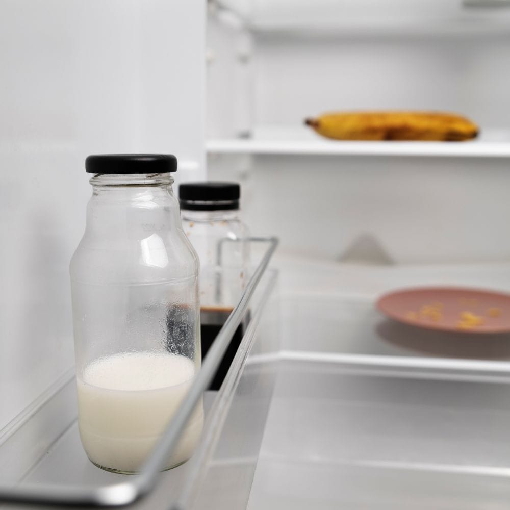 வீட்டில் சமைத்த உணவு பொதுவாக குளிர்சாதனப் பெட்டியில் இரண்டு முதல் மூன்று நாட்கள் வரை மட்டுமே பாதுகாப்பாக இருக்கும். அதற்குப் பிறகு, பாக்டீரியா வளர்ச்சி ஏற்படும் அபாயம் அதிகரிக்கிறது. காய்ச்சிய பாலையும் இரண்டு முதல் மூன்று நாட்களுக்குள் பயன்படுத்துவது சிறந்தது. அதே சமயம் பாக்கெட்டுகளில் அடைக்கப்பட்ட பாலைத் திறந்த இரண்டு நாட்களுக்குள் உட்கொள்ள வேண்டும். புதிதாகத் தயாரிக்கப்பட்ட தயிர் பொதுவாக குளிர்சாதனப் பெட்டியில் நான்கு முதல் ஐந்து நாட்கள் வரை இருக்கும். ஆனால், அது புளிக்கத் தொடங்கினாலோ அல்லது ஒருவித விசித்திரமான வாசனை வந்தாலோ, அதைப் பயன்படுத்தக் கூடாது.