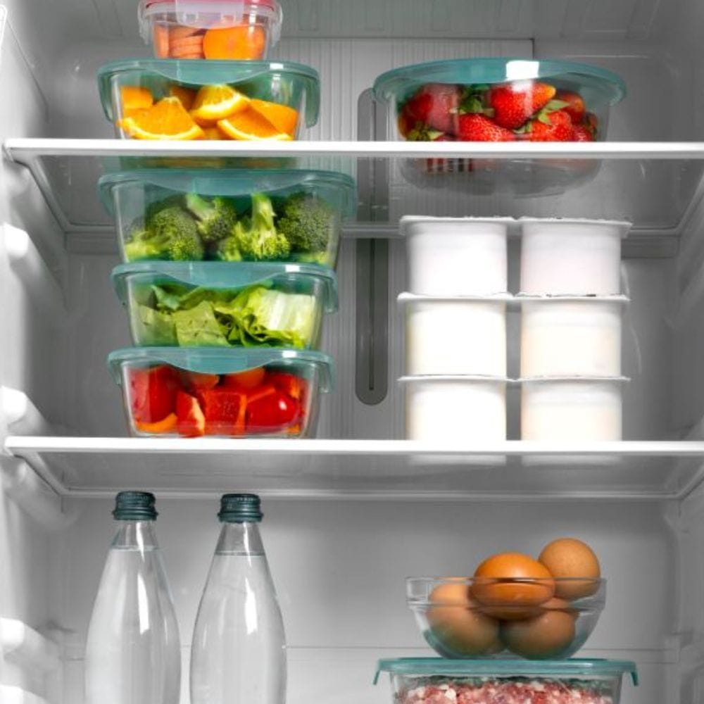 பச்சை முட்டைகளை 7 முதல் 10 நாட்கள் வரை குளிர்சாதனப் பெட்டியில் வைக்கலாம், அதே சமயம் வேகவைத்த முட்டைகளை இரண்டு முதல் மூன்று நாட்களுக்குள் உட்கொள்ள வேண்டும். பச்சைக் கோழி அல்லது இறைச்சியை ஒன்று முதல் இரண்டு நாட்கள் வரை குளிர்சாதனப் பெட்டியில் வைக்க வேண்டும், மீனை 24 மணி நேரத்திற்கு மேல் வைக்கக்கூடாது. சப்பாத்திய ஐந்து முதல் ஏழு நாட்கள் வரை குளிர்சாதனப் பெட்டியில் வைக்கலாம், ஆனால் நீண்ட நாட்கள் சேமித்து வைத்தால் அதன் சுவையும் தன்மையும் குறைந்துவிடும்.