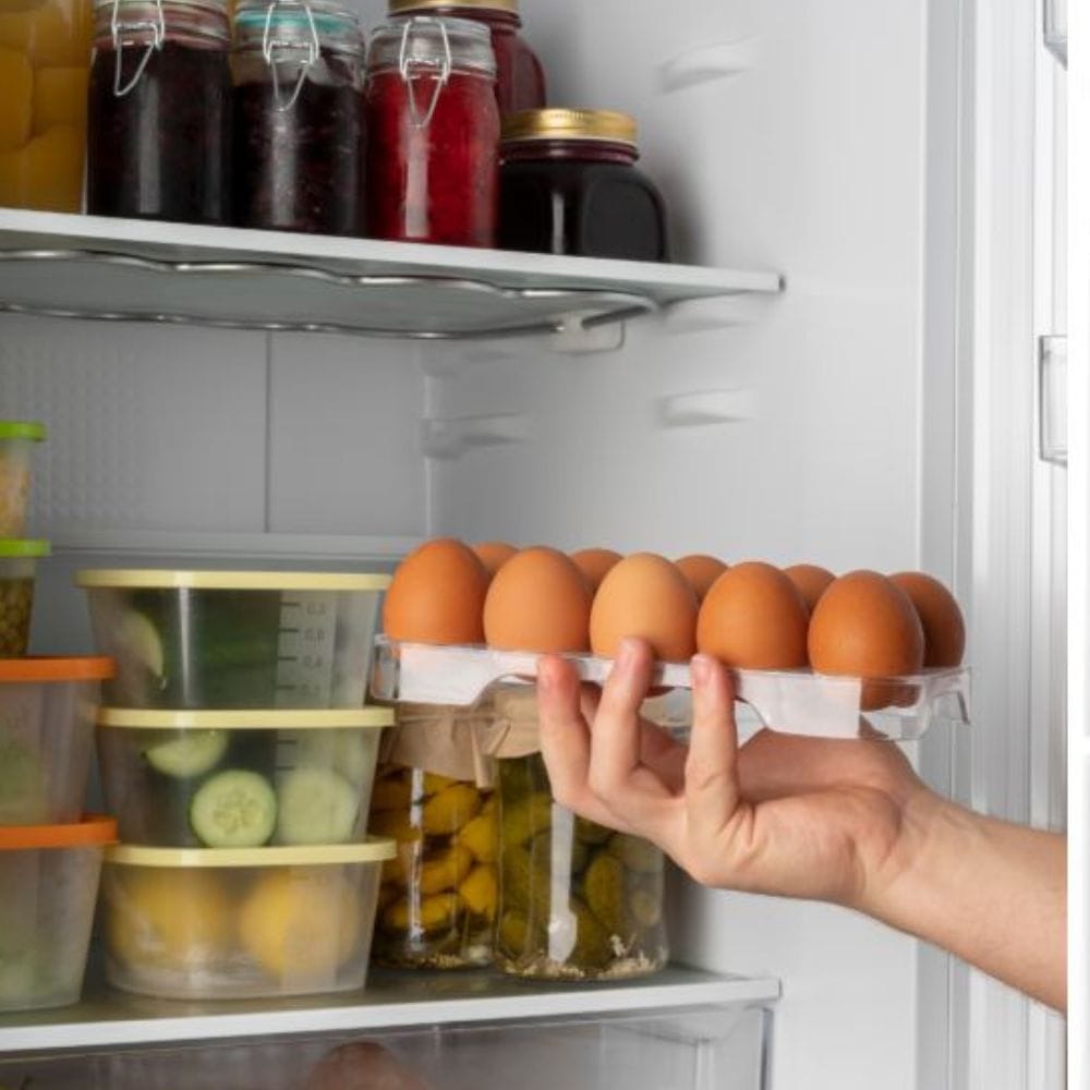 ஒவ்வொரு உணவுக்கும் ஒரு குறிப்பிட்ட காலாவதி காலம் உண்டு, அதற்குப் பிறகு அதைச் சாப்பிடுவது உடல் நலத்திற்குத் தீங்கு விளைவிக்கும். எனவே, ஒரு குறிப்பிட்ட உணவு குளிர்சாதனப் பெட்டியில் எவ்வளவு காலம் பாதுகாப்பாக இருக்கும் என்பதை அறிவது மிகவும் அவசியம். ஆகவே, குளிர்சாதனப் பெட்டியில் சேமித்து வைக்கப்படும் உணவு எப்போது கெட்டுப்போகும் என்பதை இன்று நாங்கள் உங்களுக்குச் சொல்லப் போகிறோம்.