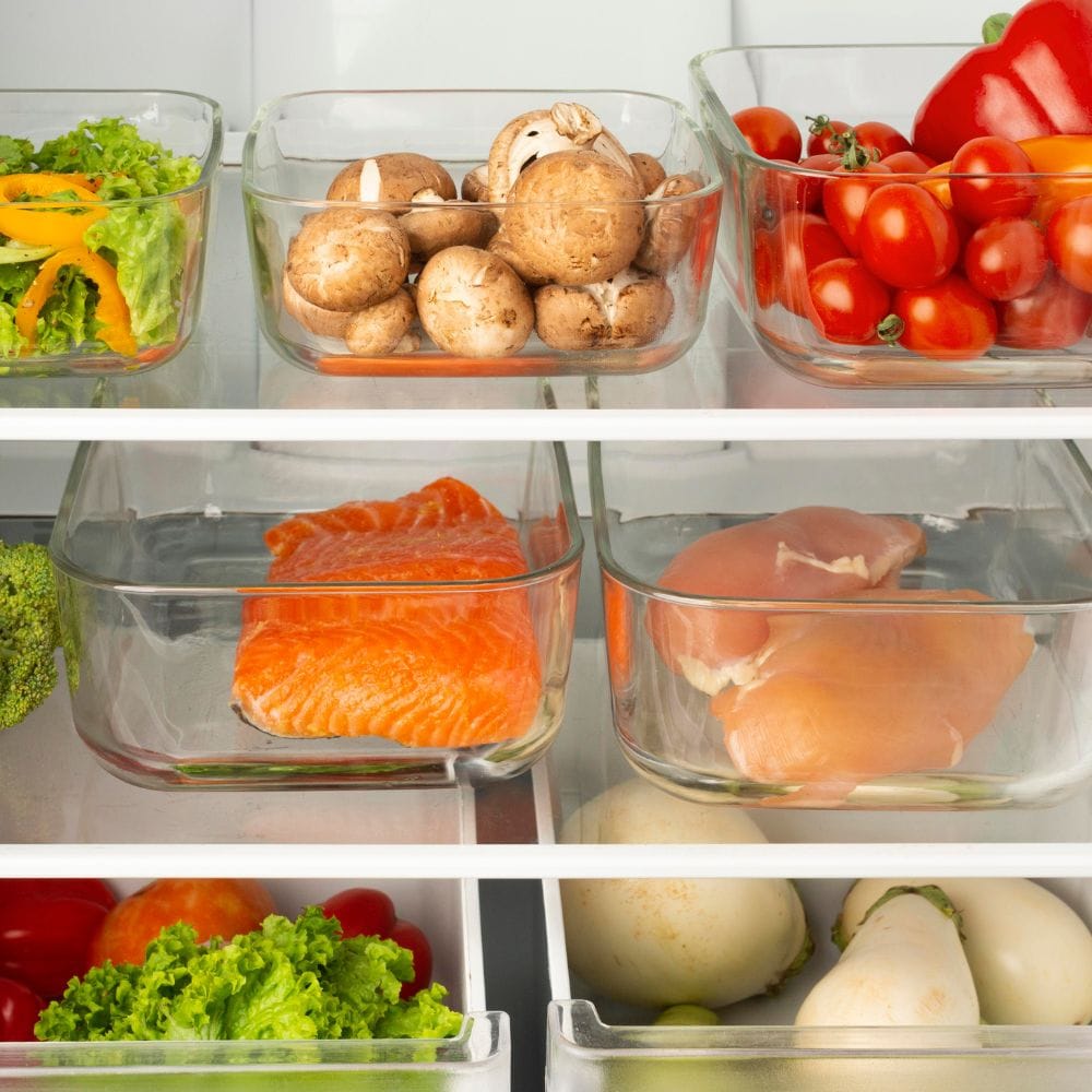 கீரை வகைகள் குளிர்சாதனப் பெட்டியில் மூன்று முதல் நான்கு நாட்கள் வரை இருக்கும், அதே சமயம் கேரட், பீன்ஸ் மற்றும் காலிஃபிளவர் போன்ற காய்கறிகள் 5 முதல் 7 நாட்கள் வரை கெடாமல் இருக்கும். பழங்களில், ஆப்பிள் மற்றும் பேரிக்காய் 1 முதல் 2 வாரங்கள் வரை கெடாமல் இருக்கும். இருப்பினும், திராட்சை மற்றும் ஸ்ட்ராபெர்ரி போன்ற பழங்கள் மூன்று முதல் ஐந்து நாட்களுக்குள் கெட்டுப்போகக்கூடும்.