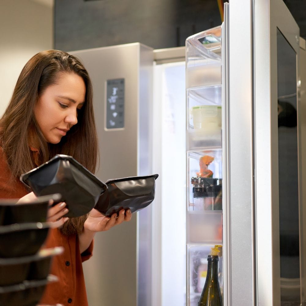 சூடான உணவை ஒருபோதும் குளிர்சாதனப் பெட்டியில் நேரடியாக வைக்கக்கூடாது. உணவைச் சேமித்து வைக்க எப்போதும் காற்றுப் புகாத கொள்கலன்களைப் பயன்படுத்துங்கள். குளிர்சாதனப் பெட்டியின் வெப்பநிலையை 3 முதல் 4 டிகிரி செல்சியஸ் வரை பராமரிக்கவும். உணவில் துர்நாற்றம் வீசினாலோ, பூஞ்சை பிடித்திருந்தாலோ, அல்லது நிறம் மாறினாலோ, அதை உடனடியாக அப்புறப்படுத்தி விடுங்கள்.