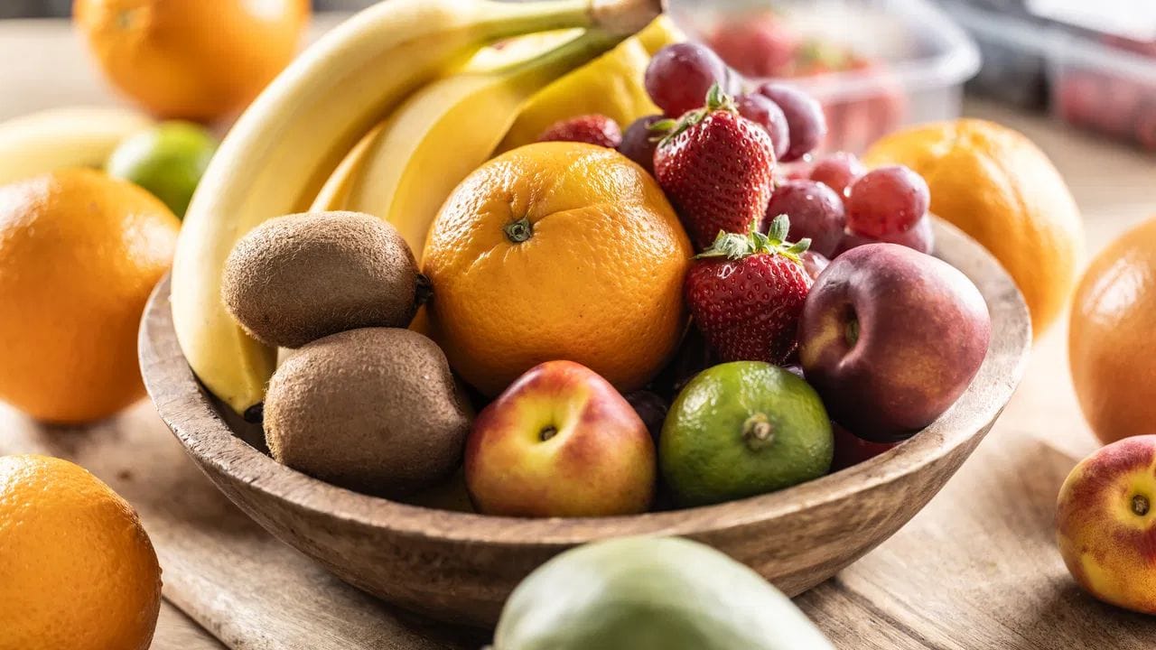 கோடைக்காலமாக இருந்தாலும் சரி, வேறு எந்தப் பருவநிலையாக இருந்தாலும் சரி, உங்கள் சருமத்தின் ஆரோக்கியத்தைப் பாதுகாப்பது மிகவும் முக்கியம். விலையுயர்ந்த அழகுசாதனப் பொருட்களை நாடிச் செல்வதற்குப் பதிலாக, நாம் உண்ணும் உணவே நமது சருமத்தை இயற்கையாகவே பொலிவாக்க உதவுகிறது. எனவே, நாம் முதலில் கவனம் செலுத்த வேண்டிய விஷயம் உணவுதான். உங்கள் சரும ஆரோக்கியத்திற்காக நீங்கள் உண்ண வேண்டிய பழங்கள் குறித்து பார்க்கலாம். 
