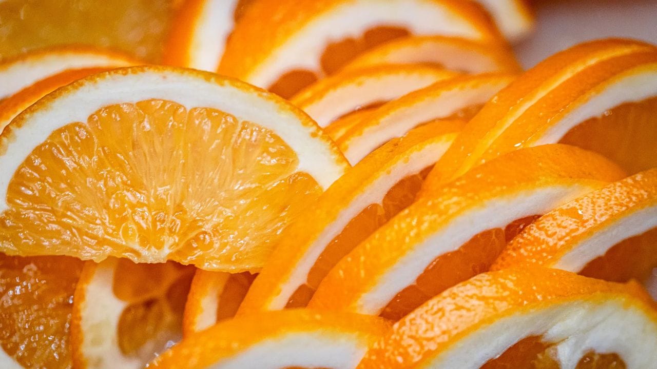 சருமத்தில் 'கொலாஜன்' உற்பத்தியை அதிகரிக்க ஆரஞ்சுப் பழம் பெரிதும் உதவுகிறது. இது சருமத்தில் ஏற்படும் சுருக்கங்களைக் குறைக்கவும், சருமத்திற்கு ஒரு இயற்கையான பொலிவை அளிக்கவும் துணைபுரிகிறது. வைட்டமின் 'C' சத்து நிறைந்த இந்தப் பழம், நமது நோய் எதிர்ப்புச் சக்திக்கும் மிகவும் நல்லது. மேலும், இதில் உள்ள அதிகப்படியான நீர்ச்சத்து, சருமத்தை எப்போதும் ஈரப்பதத்துடன் வைத்திருக்க உதவும்.