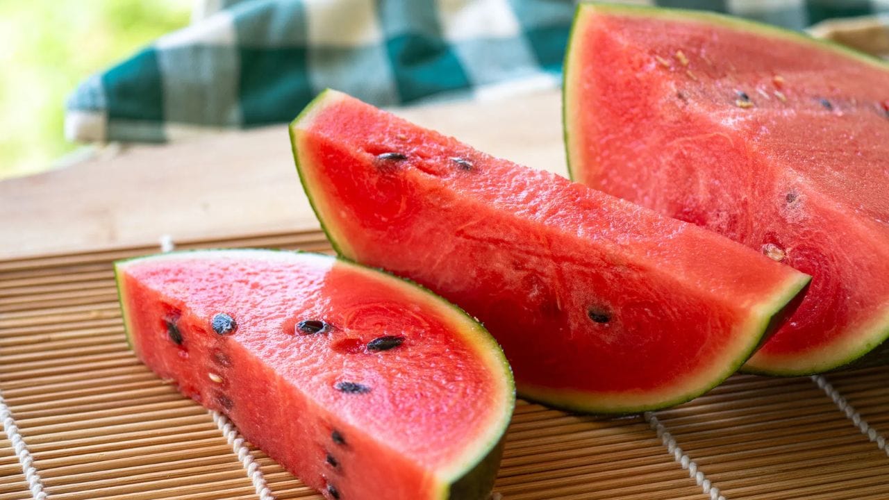 கோடைக்காலத்தில் அனைவரும் விரும்பி உண்ணும் பழம் தர்பூசணி. இது உடலில் நீர்ச்சத்தை சீராகப் பராமரிப்பதன் மூலம், சருமம் மேலும் பொலிவுடன் மிளிரச் செய்கிறது. வெயிலில் சென்று வந்த பிறகு, சென்சிட்டிவ் சருமம் கொண்டவர்கள் தர்பூசணி சாப்பிடுவது மிகவும் நல்லது. இது சருமத்தின் ஈரப்பதத்தை தங்க வைப்பதோடு,  சருமம் வறண்டு போவதைத் தடுக்கிறது; மேலும் முகப்பரு போன்ற சருமப் பிரச்சனைகள் ஏற்படும் அபாயத்தையும் குறைக்கிறது.