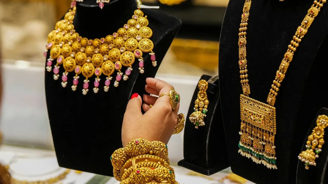 தங்கம் வாங்கும்போது அதன் தரத்தை உறுதி செய்துக்கொண்டு வாங்குவது புத்திசாலி தனமாக கருதப்படுகிறது. காரணம், சந்தையில் போலி தங்கத்தின் வரவு அதிகரித்து காணப்படுகிறது. எனவே, தங்கம் வாங்கும்போது அதன் தரம் மற்றும் தூய்மை தன்மையை உறுதி செய்யும் ஹால்மார்க் பார்த்து வாங்குவது எப்படி என்பது குறித்து தெரிந்துக்கொள்ளுங்கள். 