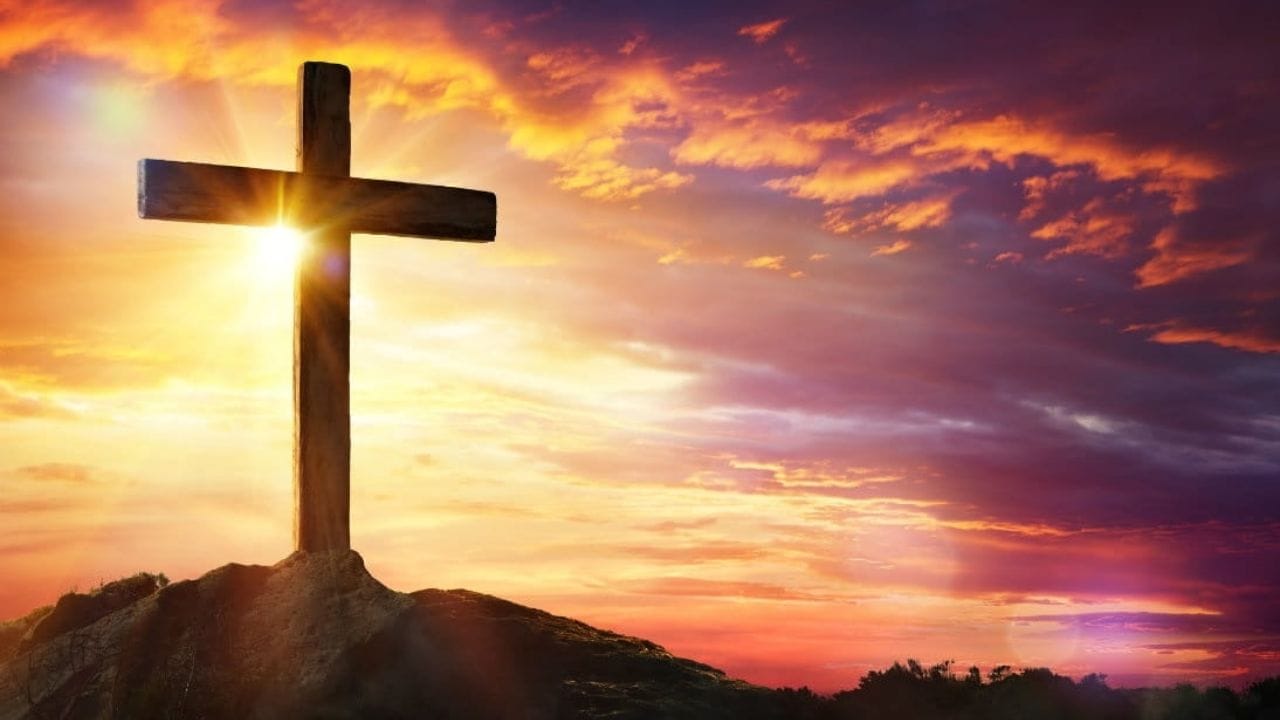 சிலுவையில் தொங்கியபோது இயேசு மகா மேன்மையான ஒரு காரியத்தைச் செய்தார். தன்னைத் துன்புறுத்தியவர்களுக்காக, "பிதாவே இவர்களை மன்னியும், இவர்கள் என்ன செய்கிறார்கள் என்று தெரியாமல் செய்கிறார்கள்" என்று வேண்டினார். மதியம் மூன்று மணி அளவில், "ஏலோனி ஏலோனி லேமா சவக்தானி" (என் இறைவனே, என் இறைவனே, ஏன் என்னைக் கைவிட்டீர்?) என்று கூறித் தனது உயிரைத் துறந்தார். அவர் உயிர் பிரிந்த தருணத்தில் சூரிய ஒளி மறைந்து, பலத்த காற்று வீசியது; தேவாலயத்தின் திரை கிழிந்து விழுந்தது என வரலாற்றுச் சான்றுகள் கூறுகின்றன.