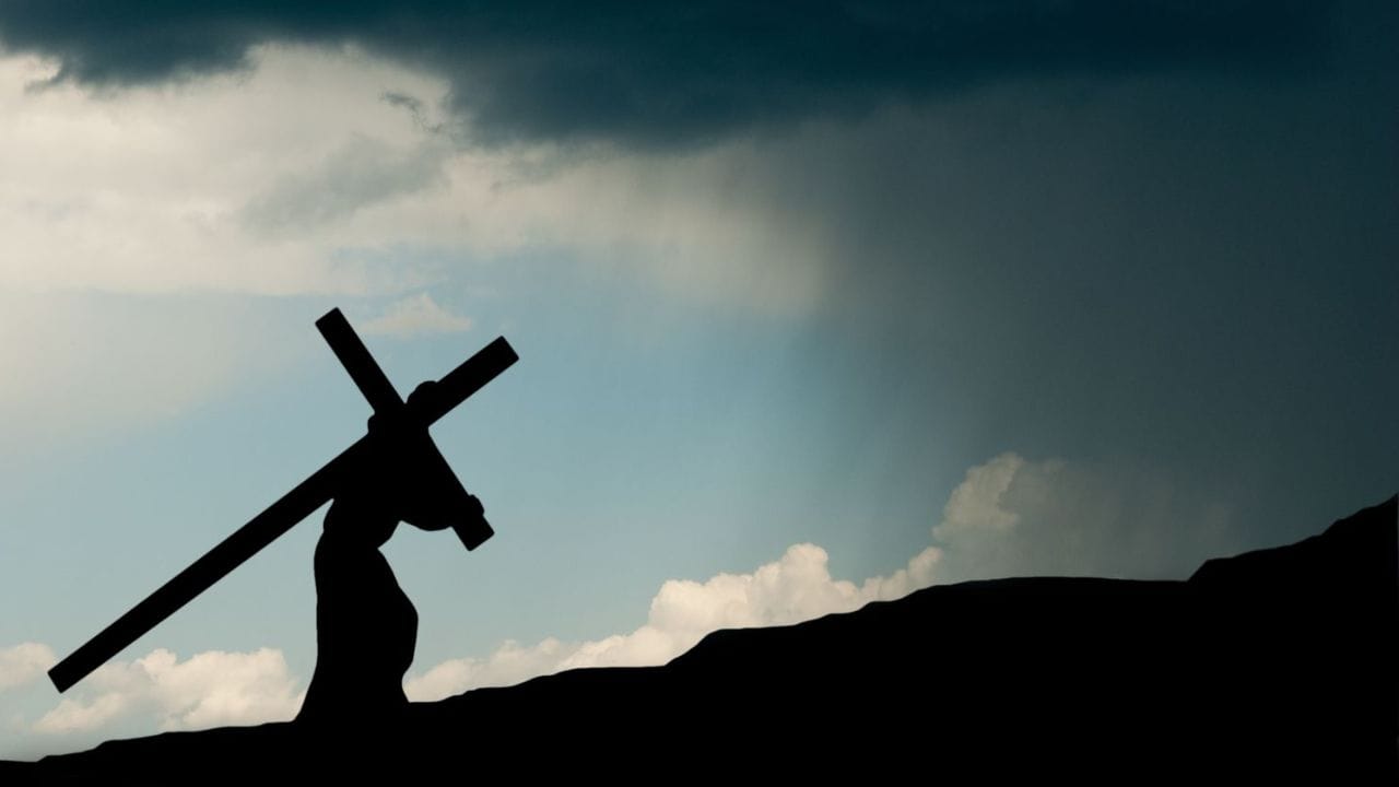 அவர் இயேசுவை ஏரோது மன்னனிடம் அனுப்பினார். மீண்டும் பிலாத்துவிடமே அவர் கொண்டு வரப்பட்டபோது, மக்கள் "இவரைச் சிலுவையில் அறையும்" என்று கூச்சலிட்டனர். மக்களின் வற்புறுத்தலுக்குப் பணிந்த பிலாத்து, "இந்த மரணத்தில் எனக்குப் பங்கில்லை" என்று கூறித் தனது கைகளைக் கழுவிக் கொண்டார். இயேசுவுக்குச் செந்நிற ஆடை உடுத்தப்பட்டு, முள்முடி சூட்டப்பட்டது. 'யூதர்களின் அரசன்' என்று அவரைச் சுற்றியிருந்தவர்கள் கேலி செய்தனர். பாரமான சிலுவையைத் தனது தோளில் சுமந்து கொண்டு, கசையடிகளைப் பெற்றுக்கொண்டு கல்வாரி மலையை நோக்கி இயேசு நடந்தார். அந்தப் பாதையில் அவரது தாயாரும் மற்றவர்களும் கண்ணீர் விட்டு அழுதுகொண்டே பின் தொடர்ந்தனர். மலையின் உச்சியில், இரண்டு திருடர்களுக்கு நடுவே இயேசு சிலுவையில் அறையப்பட்டார்.