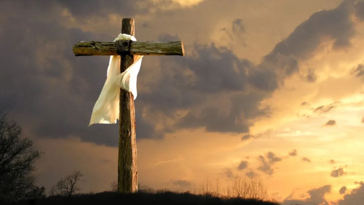 இயேசுவின் 12 சீடர்களில் ஒருவரான யூதாஸ், வெறும் 30 வெள்ளிக் காசுகளுக்காகத் தனது குருவைக் காட்டிக்கொடுத்தான். இயேசு இறப்பதற்குச் சில நாட்களுக்கு முன்பே, "உன்னுடைய நாட்கள் எண்ணப்பட்டுவிட்டன" என்று யூதாஸ் கூறியபோது, இயேசு மிகவும் அமைதியாக, "நான் எனது காலடிகளை அளந்து வைக்கிறேன்" என்று பதிலளித்தார். இந்தக் கவித்துவமான பதில் அவரது மரணத்தை அவர் முன்கூட்டியே அறிந்திருந்ததை உணர்த்துகிறது. கைது செய்யப்பட்ட இயேசுவைத் தலைமை அர்ச்சகர்களிடமும், பின்னர் ரோமானிய ஆளுநர் பிலாத்துவிடமும் அழைத்துச் சென்றனர். பிலாத்துவுக்கு இயேசுவிடம் எந்தக் குற்றமும் காணப்படவில்லை.