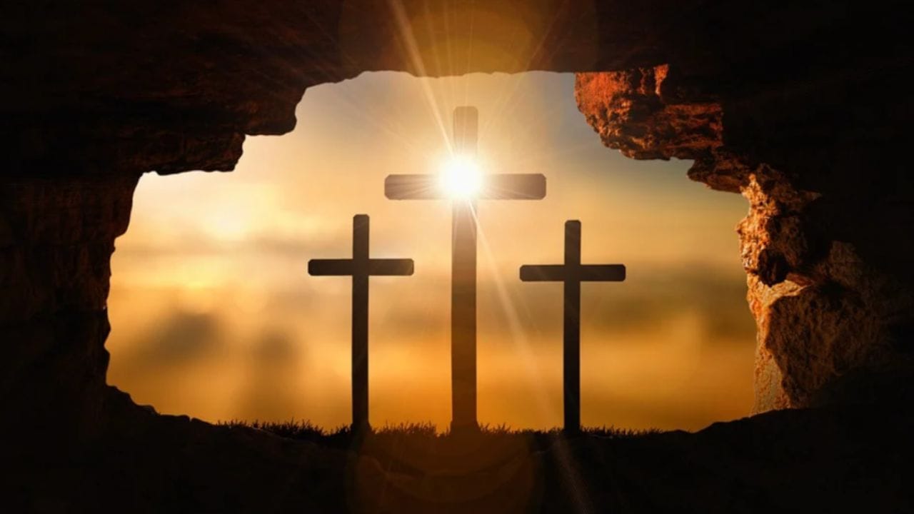 உலகெங்கிலும் உள்ள கோடிக்கணக்கான மக்களால் கடைப்பிடிக்கப்படும் 'புனித வெள்ளி' (Good Friday), இயேசு கிறிஸ்துவின் தியாகத்தையும் அவர் சிலுவையில் அறையப்பட்ட நிகழ்வையும் நினைவுறுத்தும் நாளாகும். இயேசு கிறிஸ்து இந்தப் பூமியில் 33 ஆண்டுகள் வாழ்ந்தார். அவர் பிறந்தபோது வானத்தில் தோன்றிய நட்சத்திரம் மற்றும் தேவதூதர்களின் வருகை பற்றி நாம் அறிவோம். அவர் தனது வாழ்நாளில் அன்பையும், மன்னிப்பையும் மட்டுமே போதித்தார். நோயாளிகளைக் குணப்படுத்துவது போன்ற பல அற்புதங்களைச் செய்த அவரைப் பின்தொடர்ந்து சீடர்கள் உருவானார்கள். இருப்பினும், அவரது புரட்சிகரமான கருத்துக்களை ஏற்காதவர்கள் அவர் மீது வீண் பழி சுமத்தி, அவரைத் தண்டிக்க அரசாங்கத்தை வற்புறுத்தினர்.