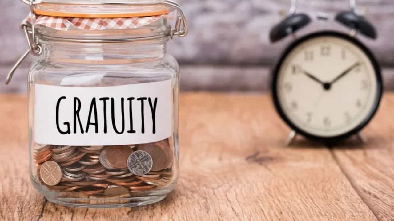 ஒரு ஆண்டு பணியாற்றினாலே கிராஜுவிட்டி தொகை கிடைக்கும் - இந்த விதி யாருக்கு பொருந்தும்? ஒரு ஆண்டு பணியாற்றினாலே கிராஜுவிட்டி தொகை கிடைக்கும் - இந்த விதி யாருக்கு பொருந்தும்?