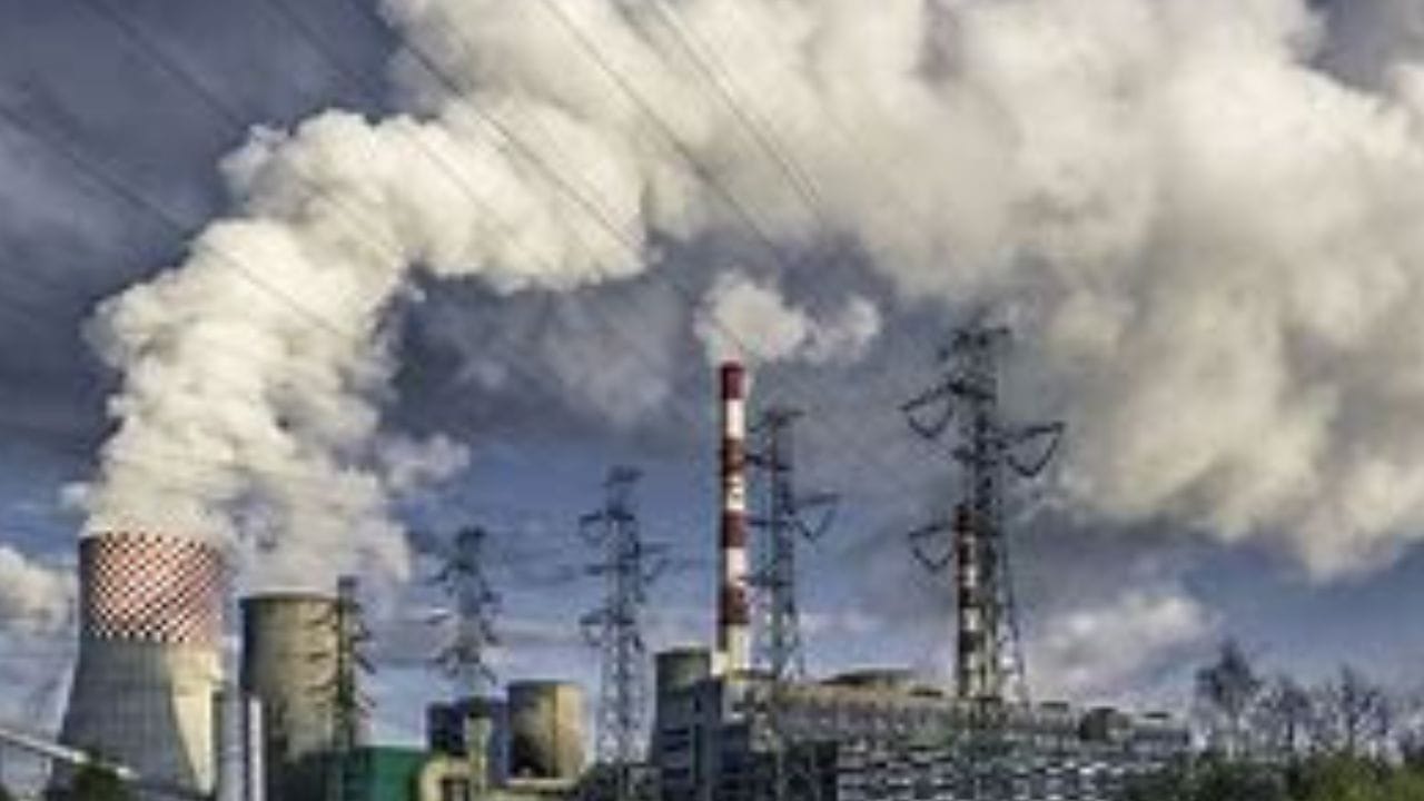 இந்த தொகுதியில் கும்மிடிப்பூண்டி, இளவூர், ஆரம்பாக்கம், SIPCOT தொழிற்பகுதி மற்றும் பல கிராமப்புற பகுதிகள் அடங்குகின்றன. தொழிற்சாலை தொழிலாளர்கள் அதிகமாக வசிக்கும் பகுதியாகவும், அதே சமயம் விவசாயிகளும் அதிகமாக உள்ள பகுதியாகவும் இது பார்க்கப்படுகிறது. SIPCOT தொழிற்சாலைகள், இரசாயன உற்பத்தி மற்றும் ஏற்றுமதி நிறுவனங்கள், சென்னை துறைமுகம் அருகாமை ஆகிய காரணங்களால் இங்கு தொழில் வளர்ச்சி அதிகமாக உள்ளது. சரக்கு போக்குவரத்து மையமாகவும் இந்த தொகுதி விளங்குகிறது.