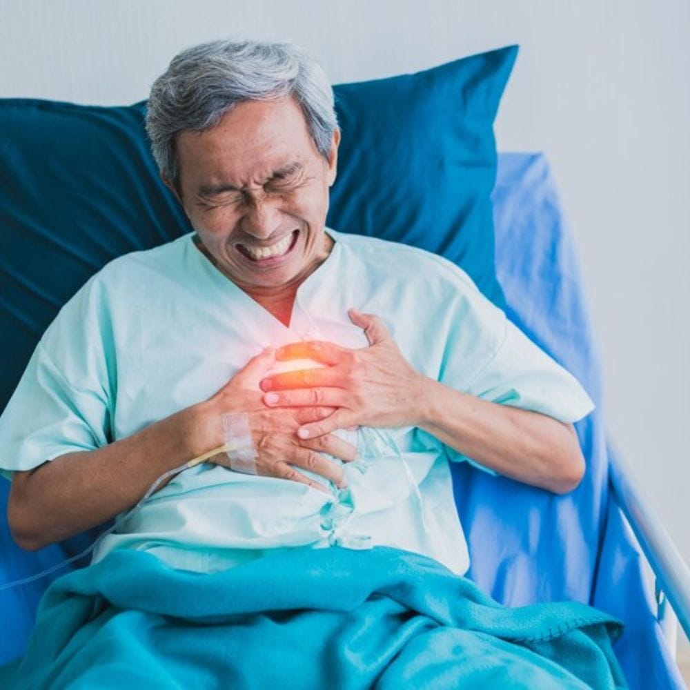 மாரடைப்பு ஏற்படுவதற்கு முன்பு உடல் சில எச்சரிக்கை சமிக்ஞைகளை அளிக்கிறது, ஆனால் மக்கள் அவற்றை சாதாரண சோர்வு அல்லது வாயுத்தொல்லை என்று நினைத்து புறக்கணிக்கிறார்கள். இது எதிர்காலத்தில் ஆபத்தை விளைவிக்கக்கூடும், எனவே உடல் மீண்டும் மீண்டும் ஏதேனும் ஒரு சமிக்ஞையை அளித்தால், அதை அலட்சியமாக எடுத்துக்கொள்வது சரியல்ல, உடனடியாக மருத்துவரை அணுக வேண்டும். 