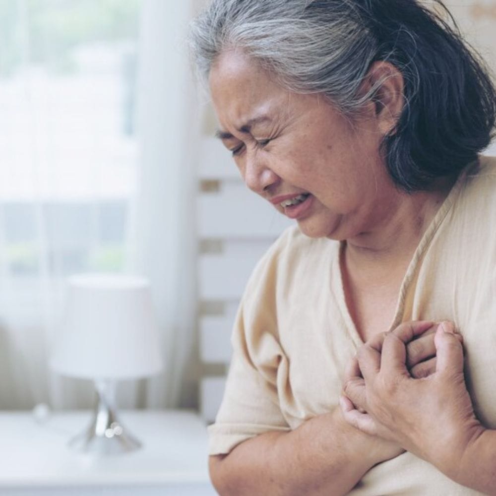 மாரடைப்பின் சில அறிகுறிகள், அது ஏற்படுவதற்கு சில நாட்கள் அல்லது வாரங்களுக்கு முன்பே தோன்றக்கூடும். ஆரம்ப அறிகுறிகளில் பெரும்பாலும் லேசான மார்பு வலி அல்லது அழுத்தம், வழக்கத்திற்கு மாறான சோர்வு, மூச்சுத் திணறல், அஜீரணம் போன்ற அசௌகரியம், மற்றும் தாடை, கழுத்து அல்லது முதுகுக்குப் பரவும் வலி ஆகியவை அடங்கும்.