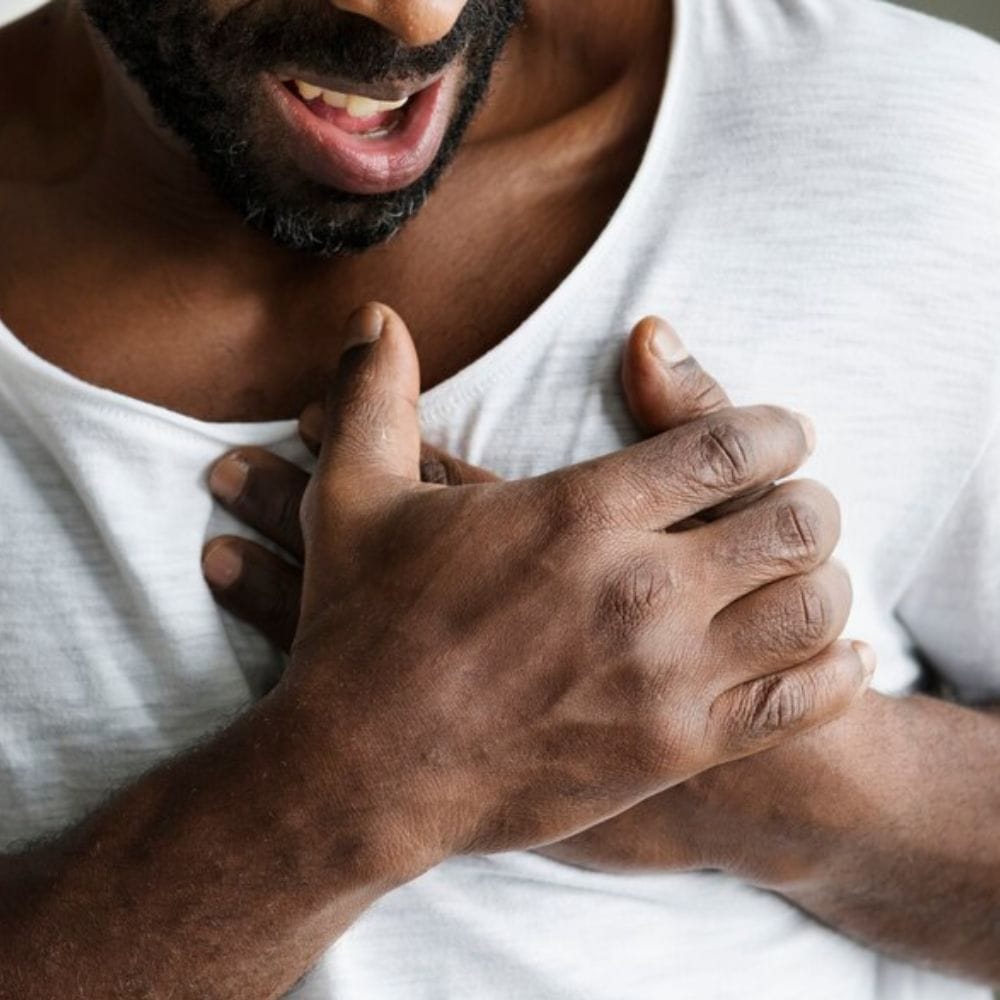 சுவாசிப்பதில் சிரமம், வேகமான அல்லது சீரற்ற இதயத் துடிப்பு, மற்றும் தலைச்சுற்றல் ஆகியவையும் ஆரம்ப அறிகுறிகளாகும். பல நோயாளிகள் பின்னர், தாங்கள் சோர்வைப் புறக்கணித்ததாகவோ அல்லது மார்பு அசௌகரியத்தை வாயு என்று தவறாகப் புரிந்துகொண்டால், பிற்காலத்தில் ஒரு வலிமிகுந்த மாரடைப்புக்கு வழிவகுக்கும்.