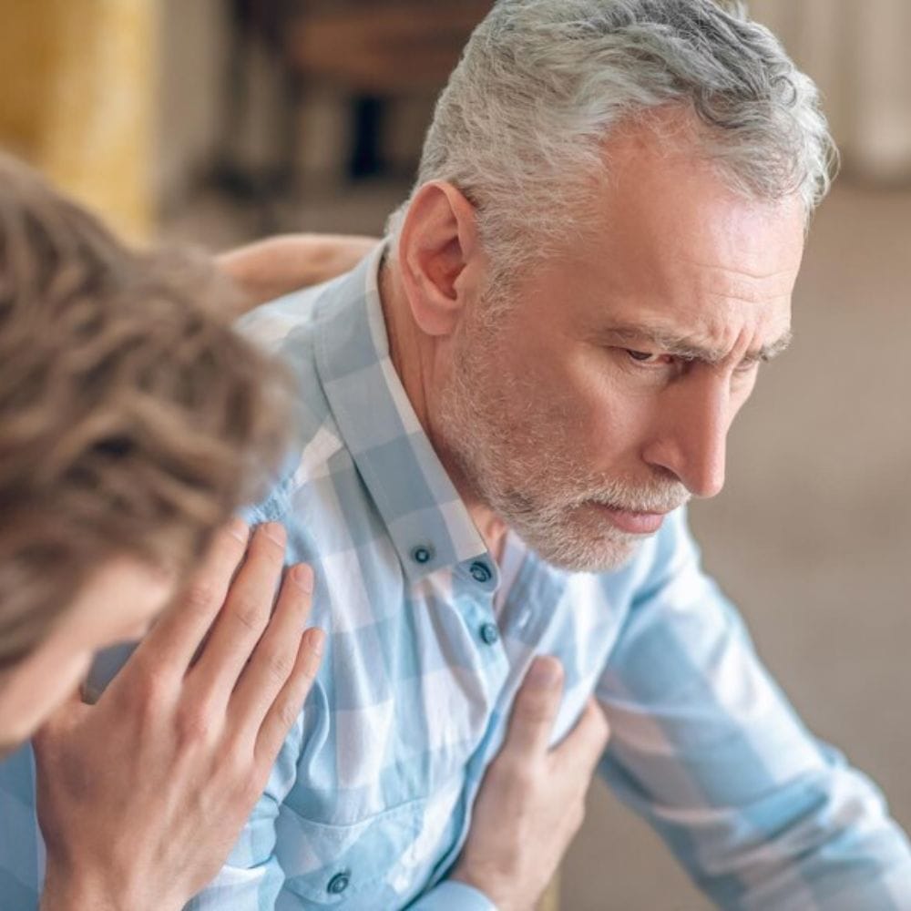 ஆண்களுக்கும் பெண்களுக்கும் அறிகுறிகள் வேறுபடலாம். ஆண்களுக்கு நெஞ்சு வலி மிகவும் பொதுவான அறிகுறியாக இருக்கும் நிலையில், பெண்களுக்குக் கடுமையான நெஞ்சு வலிக்குப் பதிலாக, சோர்வு, குமட்டல் அல்லது மூச்சுத் திணறல் போன்ற பிரச்சனைகள் அதிகமாகக் காணப்படுகின்றன. இதன் காரணமாக, பெண்களுக்கு மாரடைப்பு ஏற்படும் அபாயத்தைக் கண்டறிவது சற்று கடினமாகிறது.