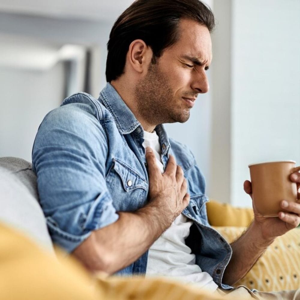 அணியக்கூடிய ஸ்மார்ட்வாட்சுகள் மற்றும் உடல்நலத்தைக் கண்காணிக்கும் சாதனங்கள் உங்கள் இதயத் துடிப்பைக் கண்காணித்து, அதில் ஏற்படும் சீரற்ற தன்மைகளைக் கண்டறிவதன் மூலம், உங்கள் இதயத்தின் நிலை, ஆக்ஸிஜன் அளவு மற்றும் பிற குறிகாட்டிகளைக் கண்காணிக்க உதவுகின்றன. இந்தச் சாதனங்களால் மாரடைப்பைத் தடுக்க இயலாது என்றாலும், ஆரம்பகட்ட மாற்றங்களைக் கண்டறிந்து, சரியான நேரத்தில் மருத்துவ உதவியைப் பெற உதவும்.