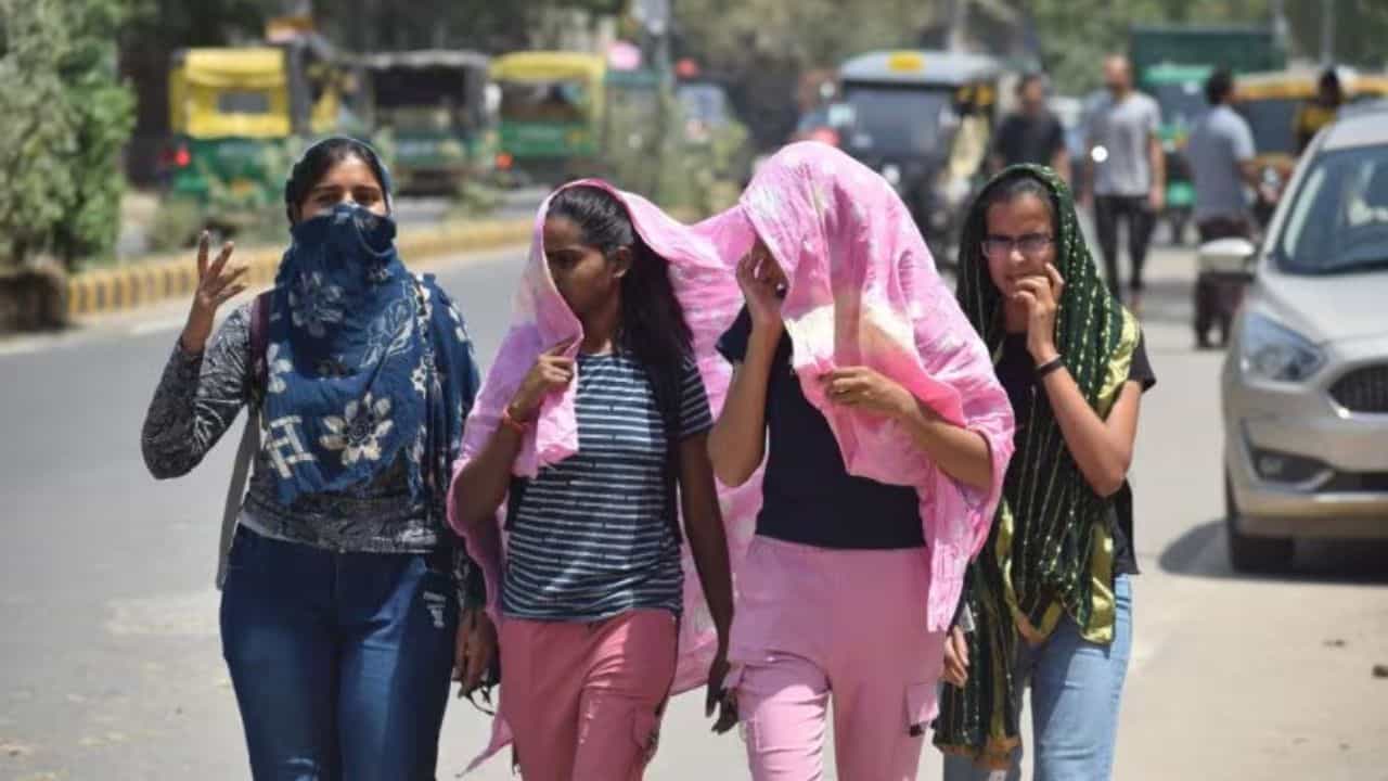 கோடை வெயில் வாட்டி வதைக்கும்.. இங்கெல்லாம் மழையும் இருக்கு.. வானிலை அப்டேட் இதோ..