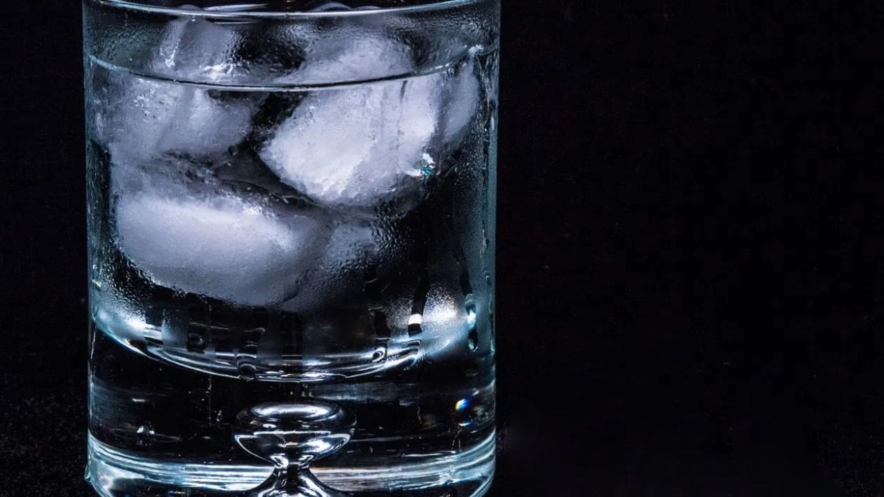 அளவுக்கு அதிகமாகக் குளிர்ந்த நீரை அருந்துவது, முதுகெலும்பில் உள்ள நரம்புகளைக் குளிர்ச்சியடையச் செய்து, மூளைக்குத் தவறான சமிக்ஞைகளை அனுப்புகிறது. இது திடீரெனத் தலைவலி ஏற்படக் காரணமாக அமைவதுடன், ஒற்றைத் தலைவலி பாதிப்பு உள்ளவர்களுக்கு அந்த நோயின் தீவிரத்தை அதிகரிக்கவும் கூடும். சைனஸ் பிரச்சினை உள்ளவர்களுக்குக் குளிர்ந்த நீர் ஒரு தீவிரமான சவாலாக அமைகிறது. ஐஸ் நீர் பற்களின் வெளிப்புறப் படலமான 'எனாமலை' பலவீனப்படுத்தக்கூடும். இது பற்களில் கூச்ச உணர்வை ஏற்படுத்துகிறது.