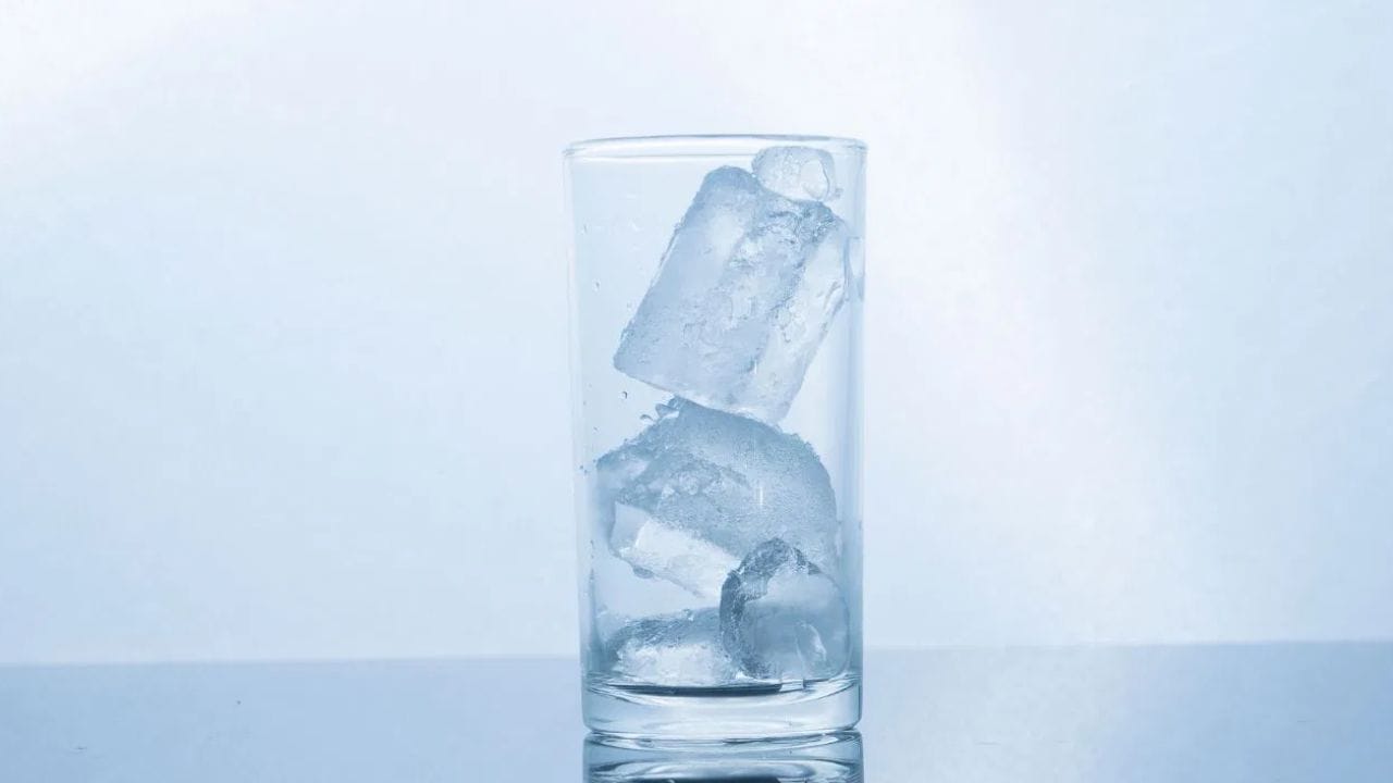 குளிர்ந்த நீர் தொண்டை வலி மற்றும் சளித் தொல்லை உள்ளவர்களுக்கு மட்டுமல்லாமல், சாதாரண மக்களுக்கும் உடல்நலப் பிரச்னைகளை ஏற்படுத்தக்கூடும். உணவு உண்ட பிறகு ஐஸ் வாட்டரை அருந்துவது, சுவாசப் பாதையில் ஒரு பாதுகாப்புப் படலமாகச் செயல்படும் சளியின் அளவை அதிகரிக்கிறது. இது சுவாசப் பாதையில் தொற்றுகளையும், சளியையும் ஏற்படுத்தக்கூடும். தொண்டையிலுள்ள இரத்த நாளங்கள் தற்காலிகமாகச் சுருங்குவது, தொண்டையில் ஒருவித அசௌகரியத்தை உண்டாக்குகிறது.