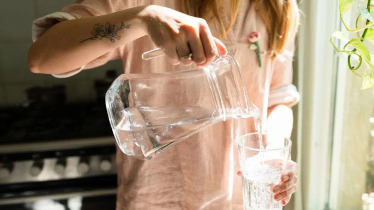 சாப்பிட்ட உடனேயே ஐஸ் வாட்டரை குடிப்பது செரிமான மண்டலத்தை பாதிக்கக்கூடும். இது வயிற்றிலுள்ள இரத்த நாளங்களைச் சுருக்கி, செரிமானத்திற்கு உதவும் நொதிகளின் செயல்பாட்டை மந்தமாக்குகிறது. இதன் விளைவாக, உணவு முறையாகச் செரிக்கப்படாமல், வயிறு உப்புசம் மற்றும் அசௌகரியத்தை ஏற்படுத்துகிறது. குளிர்ந்த நீரை அருந்துவது, நாம் உண்ணும் உணவிலுள்ள கொழுப்பை கெட்டியாக்கிவிடுகிறது.