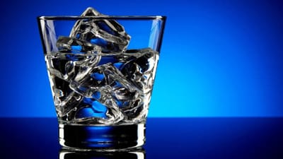 ஐஸ் வாட்டர் குடிப்பது உண்மையில் உடல் வெப்பத்தைக் குறைக்குமா?