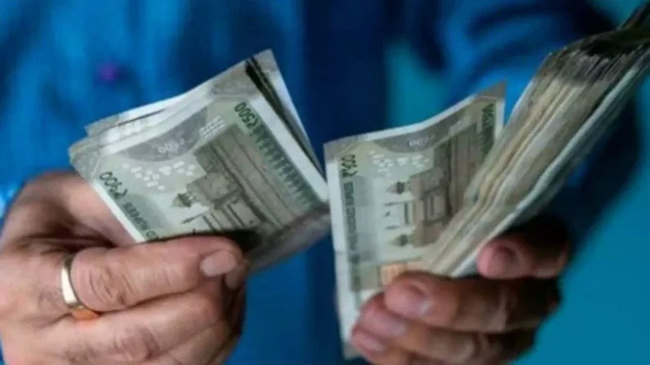 பெரும்பாலான மக்கள் முதலீடு செய்ய அதிக பணம் தேவைப்படும் என நினைத்து முதலீடு செய்யாமலே இருக்கின்றனர். ஆனால், குறைந்த அளவு பணம் இருந்தாலும் கூட அதனை முதலீடு செய்து அதிக லாபம் பெறகூடிய திட்டங்கள் பல உள்ளன. இந்த நிலையில், கையில் ரூ.50,000 இருந்தால் எப்படி எதில் முதலீடு செய்யலாம் என்பது குறித்து விரிவாக பார்க்கலாம். 
