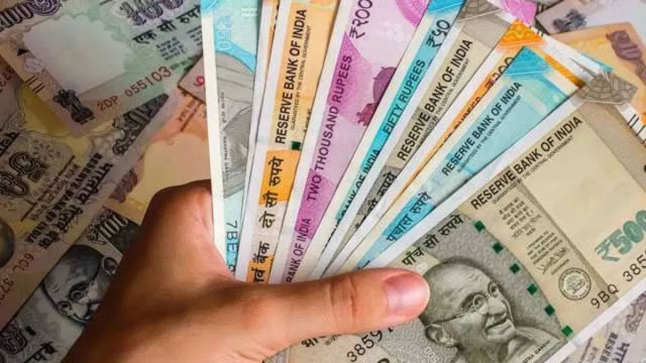 வைப்பு நிதிக்கு மிக முக்கியமானதே வட்டி தான். எனவே அதிக வட்டி உடன் கூடிய திட்டங்களில் முதலீடு செய்வதன் மூலம் அதிக லாபம் பெற முடியும். அதாவது ஒருவர் 7 சதவீதம் வட்டி கொண்ட திட்டத்தில் ரூ.1.5 லட்சம் முதலீடு செய்கிறார் என்று வைத்துக்கொள்வோம். 5 வருடங்களுக்கு முதலீடு செய்யும் பட்சத்தில் அது ரூ.2,10,382 மாறும். 