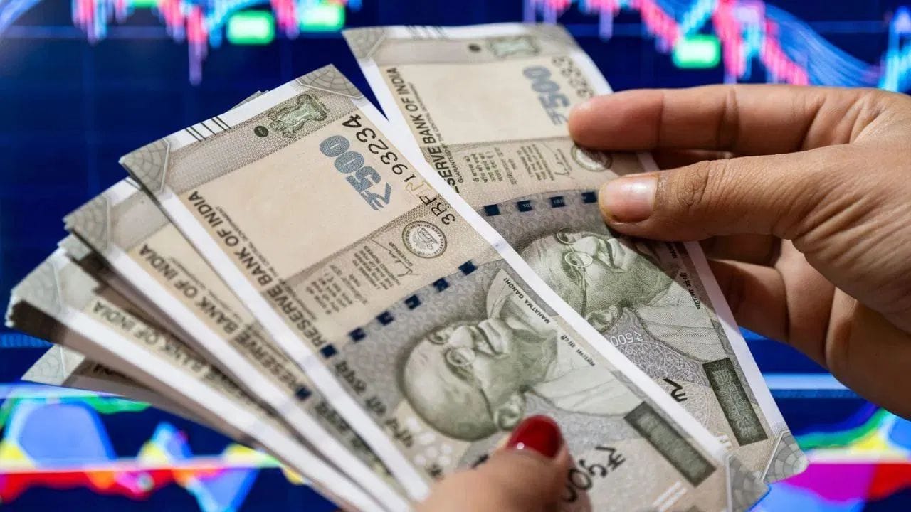 இதுவே நீங்கள் சுமார் 8 சதவீதம் வட்டி வழங்க கூடிய ஒரு திட்டத்தில் மொத்தம் 5 ஆண்டுகளுக்கு ரூ.1.5 லட்சம் முதலீடு செய்கிறீர்கள் என்று வைத்துக்கொள்வோம். திட்டத்தின் முடிவில் நீங்கள் ரூ.2,20,399 பெற்றிருப்பீர்கள். அதாவது கூடுதலாக ரூ.10,000 பெற்றிருப்பீர்கள். ஒரு சதவீத வட்டி மாற்றம் இத்தகைய மாற்றத்தை ஏற்படுத்தும்.