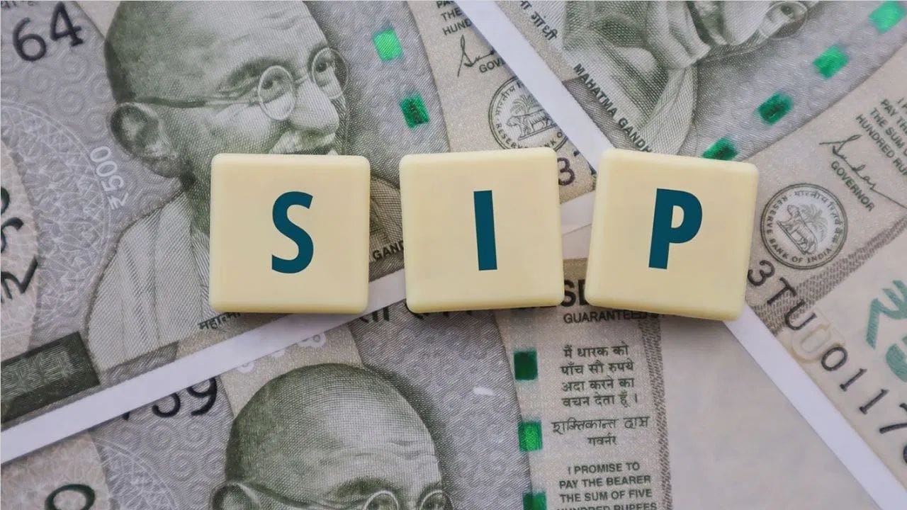 ஒருவர் 16 ஆண்டுகளில் தங்கம் மற்றும் ஈக்விட்டி மியூச்சுவல் ஃபண்ட் திட்டத்தில் ரூ.85 லட்சம் முதலீடு செய்திருந்தவர்களுக்கு தங்கம் ரூ.3.84 கோடி லாபம் தந்துள்ளது. இதுவே ஈக்விட்டி முதலீடு ரூ.3.46 கோடி லாபத்தை தந்துள்ளது. இந்த நிலையில், ஈக்விட்டி முதலீட்டை விடவும் அதிக லாபம் தந்ததாக தங்கம் உள்ளது. 