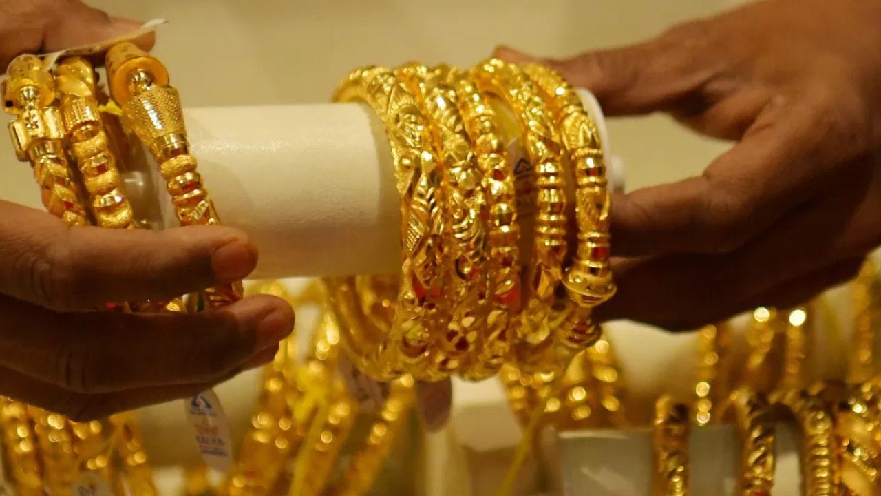 பொருளாதாரத்தை பாதுகாக்க சேமிப்பு அல்லது முதலீடு மிகவும் முக்கியமானதாக உள்ளது. இதன் காரணமாக பலரும் தங்களால் முடிந்த சேமிப்பு அல்லது முதலீடுகளை செய்து வருகின்றனர். தாங்கள் முதலீடு செய்த தொகைக்கு ஏற்ப அவர்கள் லாபமும் பெற்று வருகின்றனர். 
