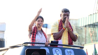 ஈரோட்டில் அமைச்சர் முத்துச்சாமிக்கு ஆதரவாக வாக்கு சேகரித்த கனிமொழி