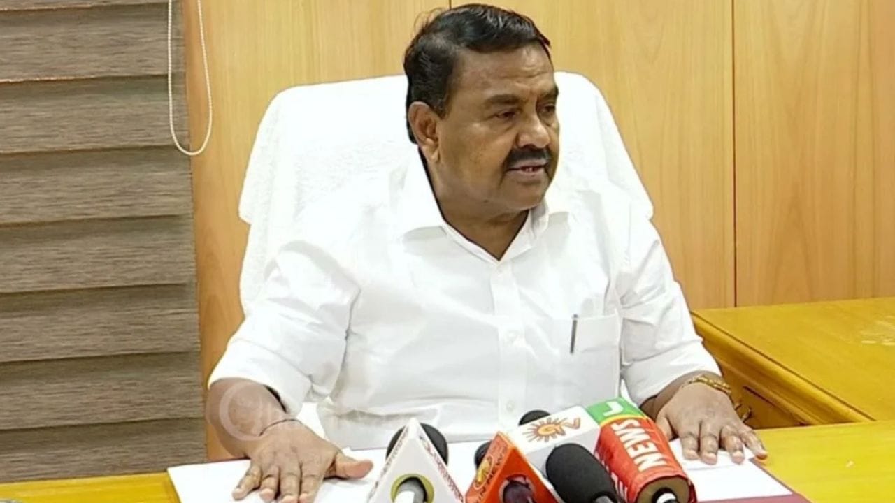 கடந்த 1991- ஆம் ஆண்டு அதிமுக சார்பில் சிவகங்கை மாவட்டம் திருப்பத்தூர் தொகுதியில் களமிறங்கிய ராஜகண்ணப்பன் 63 ஆயிரத்து 297 வாக்குகள் பெற்று வெற்றி பெற்றார். கடந்த 2021 சட்டமன்ற தேர்தலில் முதுகுளத்தூர் தொகுதியில் திமுக சார்பில் களமிறங்கிய அவர் 1,01,901 வாக்குகள் பெற்று வெற்றி பெற்றார். இதனிடையே காதி மற்றும் கிராம தொழில்கள் துறை அமைச்சராகவும், போக்குவரத்து துறை அமைச்சராகவும், பொதுப் பணித் துறை, நெடுஞ்சாலைகள் மற்றும் மின்சார துறை அமைச்சராகவும் இருந்துள்ளார்.