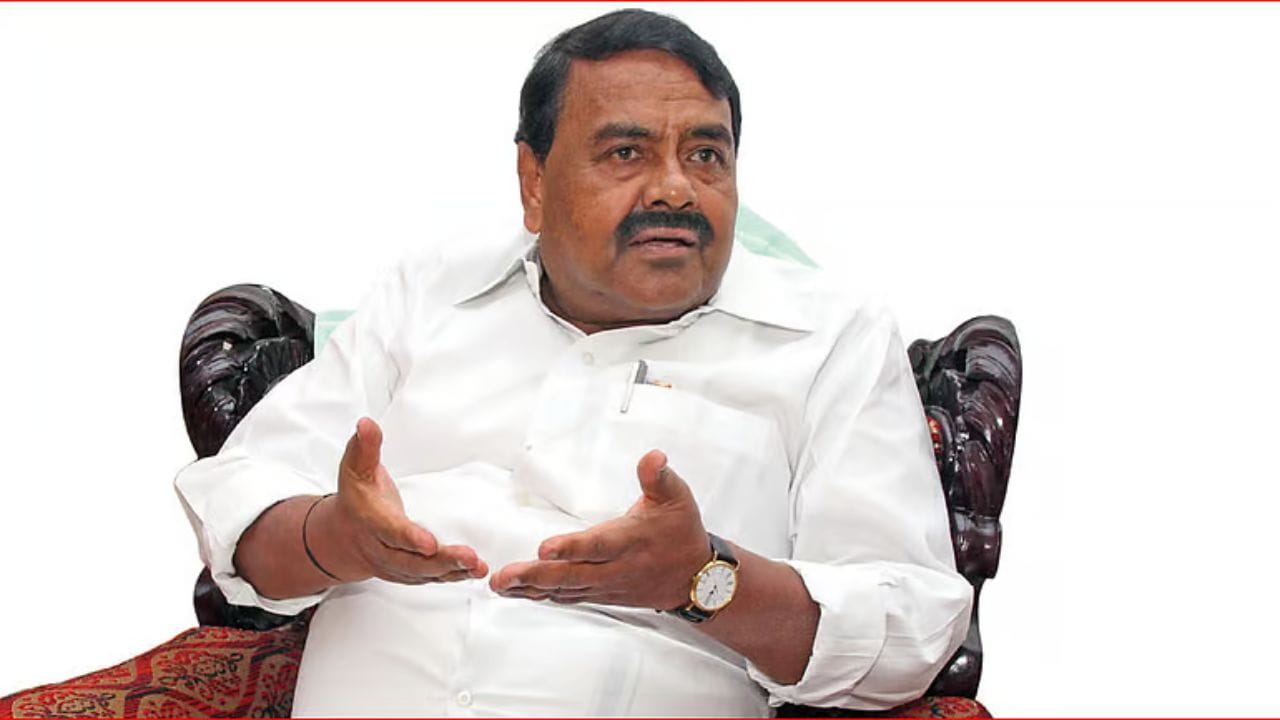 அப்போது, மறைந்த முன்னாள் முதல்வர் ஜெயலலிதா அமைச்சரவையில் 1991 முதல் 1996 வரை பொதுப்பணித்துறை அமைச்சராக இருந்து வந்தார். பின்னர் சில காரணங்களால் அந்த கட்சியில் இருந்து விலகிய ராஜ கண்ணப்பன் மக்கள் தமிழ் தேசம் என்ற தனி கட்சியை தொடங்கினார். பின்னர், 2001 சட்டமன்ற தேர்தலில் திமுகவுடன் கூட்டணி அமைத்து போட்டியிட்ட ராஜகண்ணப்பன், 2006- ஆம் ஆண்டு அந்த கட்சியை கலைத்துவிட்டு திமுகவில் இணைந்தார். அதே ஆண்டு நடைபெற்ற சட்டமன்றத் தேர்தலில் திமுக சார்பில் இளையான்குடி தொகுதியில் போட்டியிட்டு வெற்றி பெற்றார்.