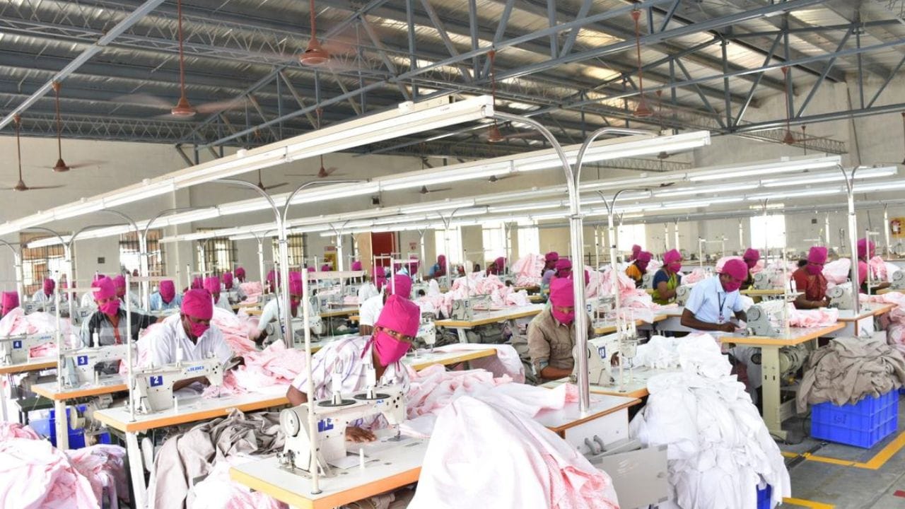 கரூர் சட்டமன்றத் தொகுதியில் கரூர் நகரம், இனாம்கரூர், தாந்தோணி ஒன்றியம் மற்றும் சுற்றியுள்ள கிராமப்புற பகுதிகள் அடங்குகின்றன. இந்த தொகுதியில் கிட்டத்தட்ட இரண்டு லட்சம் வாக்காளர்கள் உள்ளனர் என்பது குறிப்பிடத்தக்கது. கரூர் தொகுதி தொழில் மற்றும் வணிக ரீதியாக மிகவும் முக்கியமானது. குறிப்பாக துணிநூல் மற்றும் ஏற்றுமதி, ஹோம் டெக்ஸ்டைல்ஸ் தயாரிப்பு, வேளாண்மை, சிறு மற்றும் நடுத்தர தொழில்கள் ஆகியவை அதிகமாக உள்ள பகுதியாக இது விளங்குகிறது.