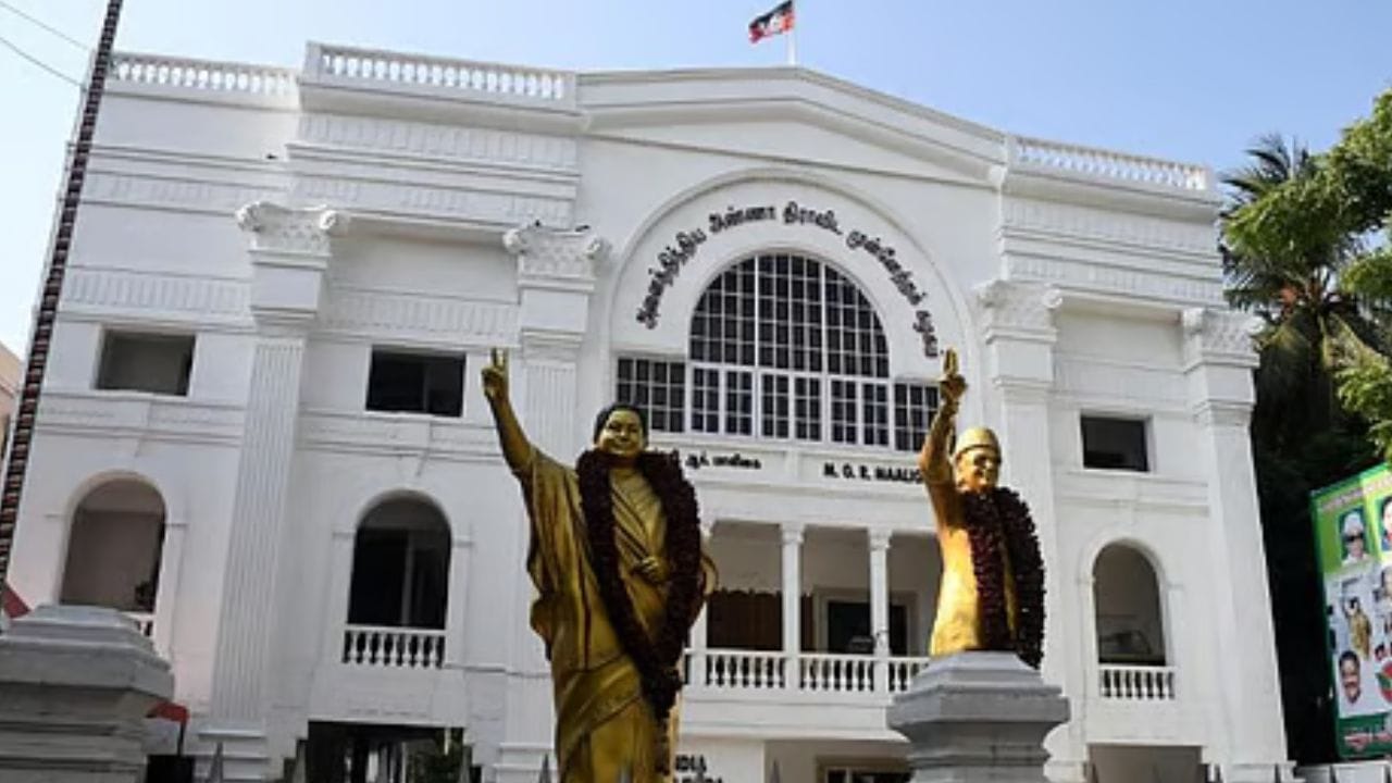 கரூர் சட்டமன்றத் தொகுதியை எடுத்துக் கொண்டால், இது அதிமுகவின் வலுவான கோட்டையாகவும் பார்க்கப்படுகிறது. 1977ஆம் ஆண்டு முதல் நடைபெற்ற தேர்தல்களில் அதிமுக ஏழு முறைவும், திமுக மூன்று முறைவும் வெற்றி பெற்றுள்ளன.