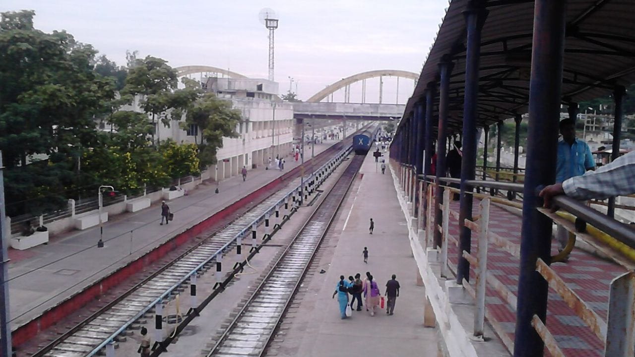 ஆனால், போக்குவரத்து நெரிசல், குடிநீர் தட்டுப்பாடு, வடிகால் வசதிகள் பற்றாக்குறை போன்ற பிரச்சினைகள் மக்களால் முன்வைக்கப்படுகின்றன. நகர்ப்புற விரிவாக்க சவால்களும் அதிகமாக உள்ளன. காட்பாடி தொகுதி, வேலூர் நகர வளர்ச்சியுடன் இணைந்த முக்கிய நகர்ப்புறத் தொகுதியாகும். அரசியல் ரீதியாக முக்கிய தலைவர்கள் போட்டியிடும் தொகுதி என்பதால் மாநில அரசியலில் அதிக கவனம் பெறுகிறது.