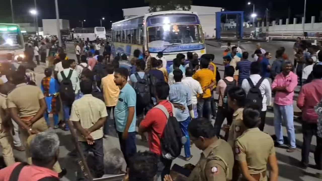 வாக்களிக்க சொந்த ஊருக்கு படையெடுக்கும் மக்கள்.. ஸ்தம்பிக்கும் கிளாம்பாக்கம்..