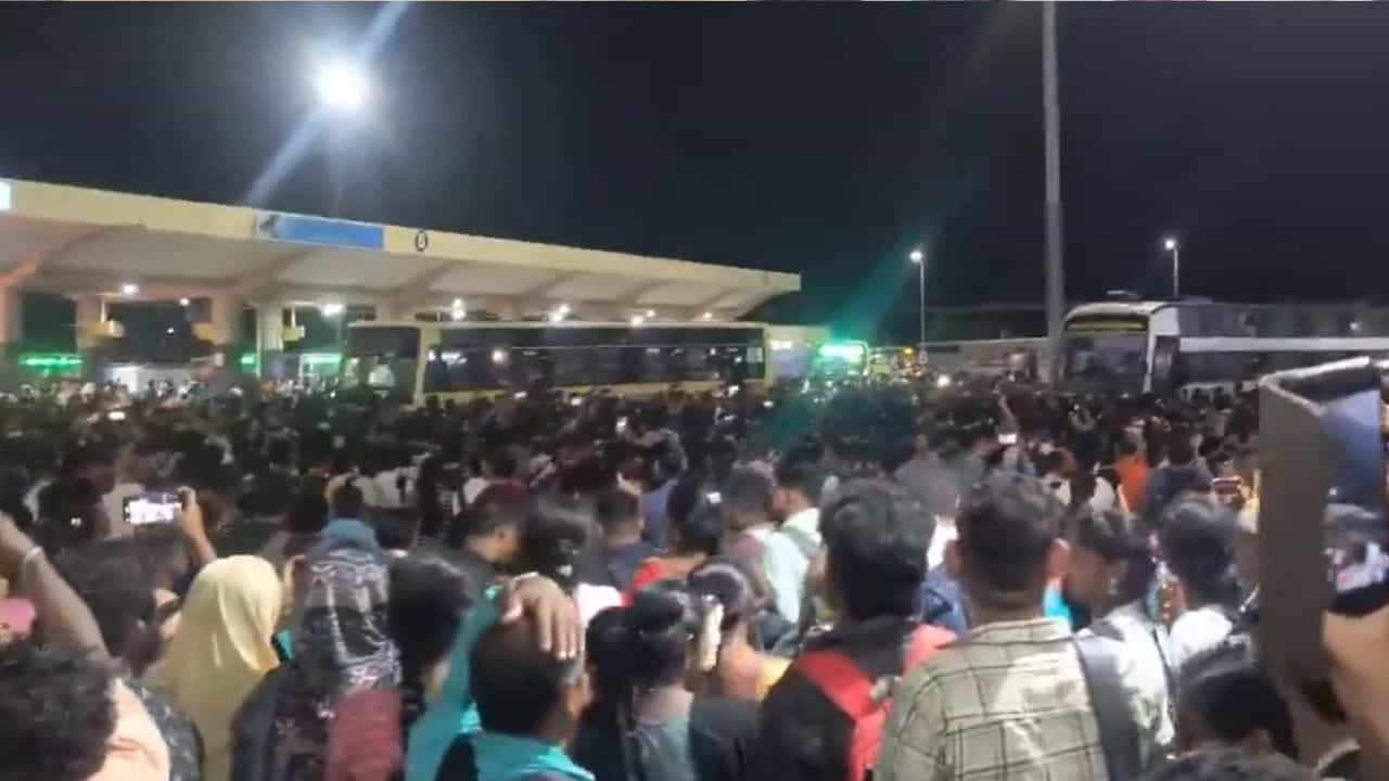 விடிய விடிய பேருந்துக்காகக் காத்திருந்த பயணிகள்.. கிளாம்பாக்கத்தில் நள்ளிரவில் வெடித்த போராட்டம்..